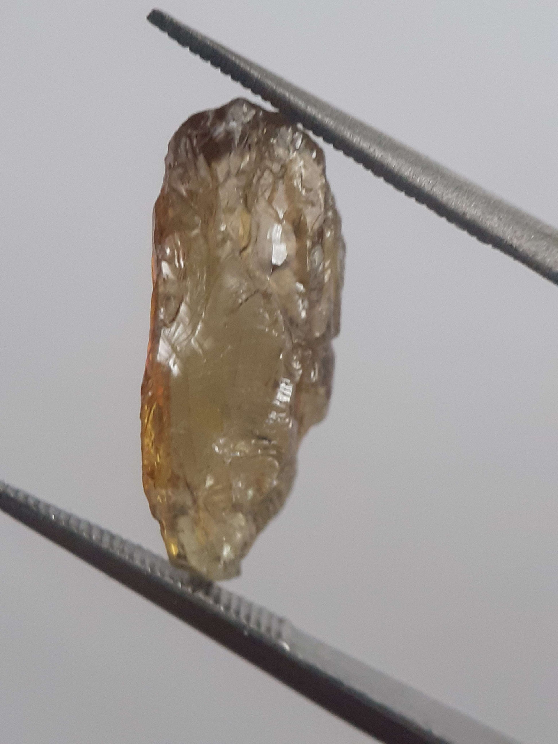 Natural greenish brownish yellow sphene - 4.503 ct - rough gem - for faceting or rough gems jewelry All Sphene Gemstones - Rough Sphene (Titanite) Natural Gems Belgium