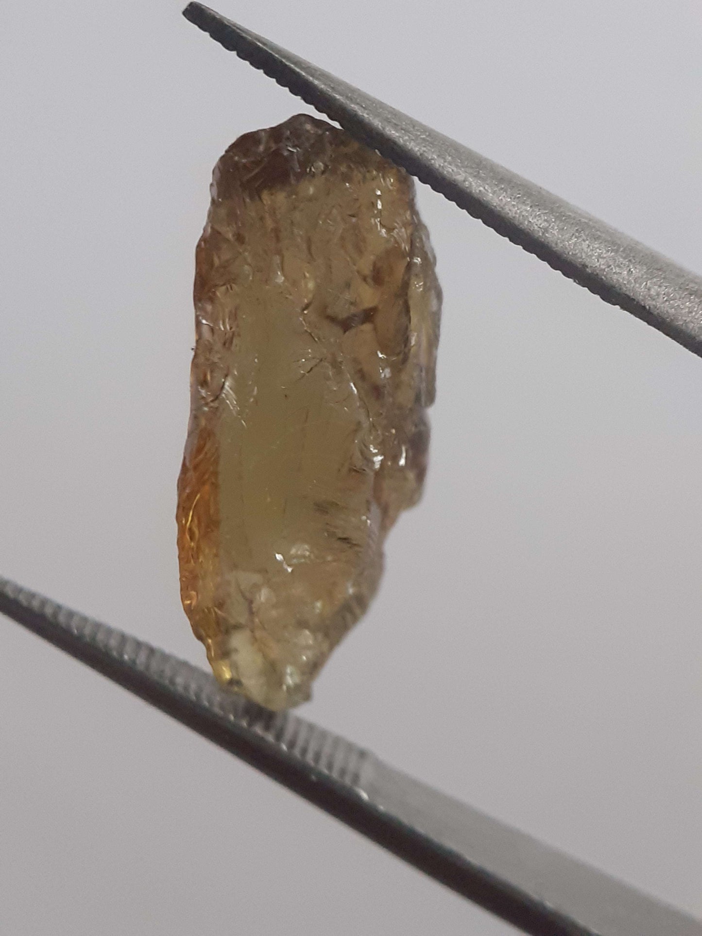 Natural greenish brownish yellow sphene - 4.503 ct - rough gem - for faceting or rough gems jewelry All Sphene Gemstones - Rough Sphene (Titanite) Natural Gems Belgium