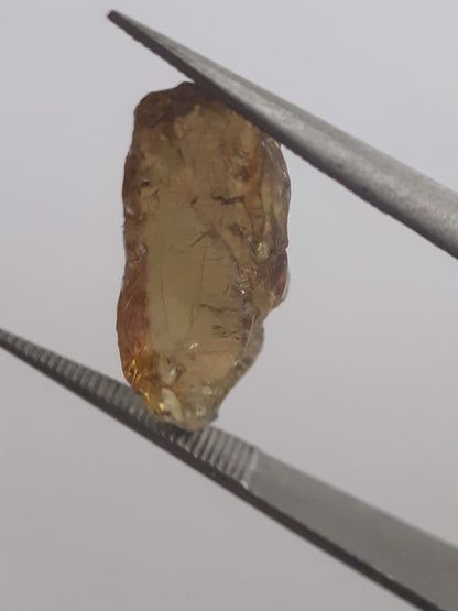 Natural greenish brownish yellow sphene - 4.503 ct - rough gem - for faceting or rough gems jewelry All Sphene Gemstones - Rough Sphene (Titanite) Natural Gems Belgium