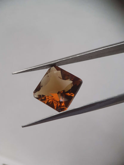 Natural Gems Belgium - All Citrine Gemstones - Faceted Citrine - Natural honey yellow Citrine - 5.419 ct - square cushion - orange hues *** € 54.99