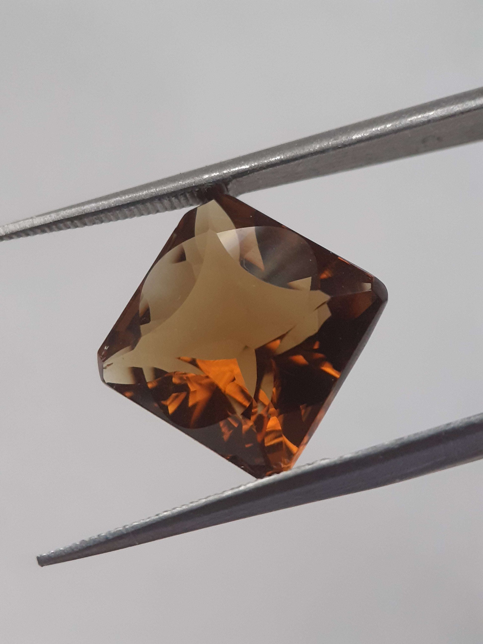 Natural honey yellow Citrine - 5.419 ct - square cushion - orange hues All Citrine Gemstones - Faceted Citrine Natural Gems Belgium