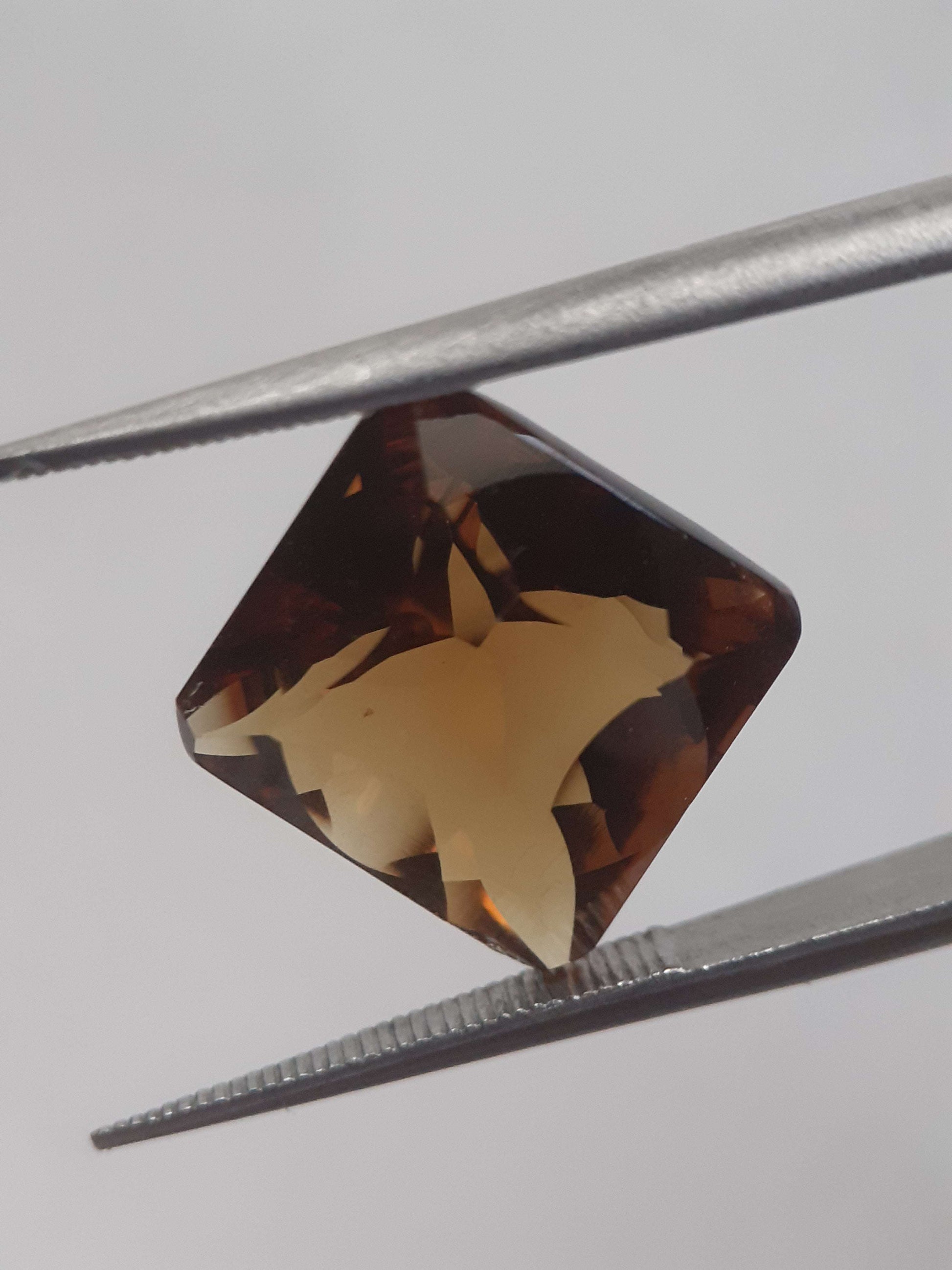 Natural honey yellow Citrine - 5.419 ct - square cushion - orange hues All Citrine Gemstones - Faceted Citrine Natural Gems Belgium