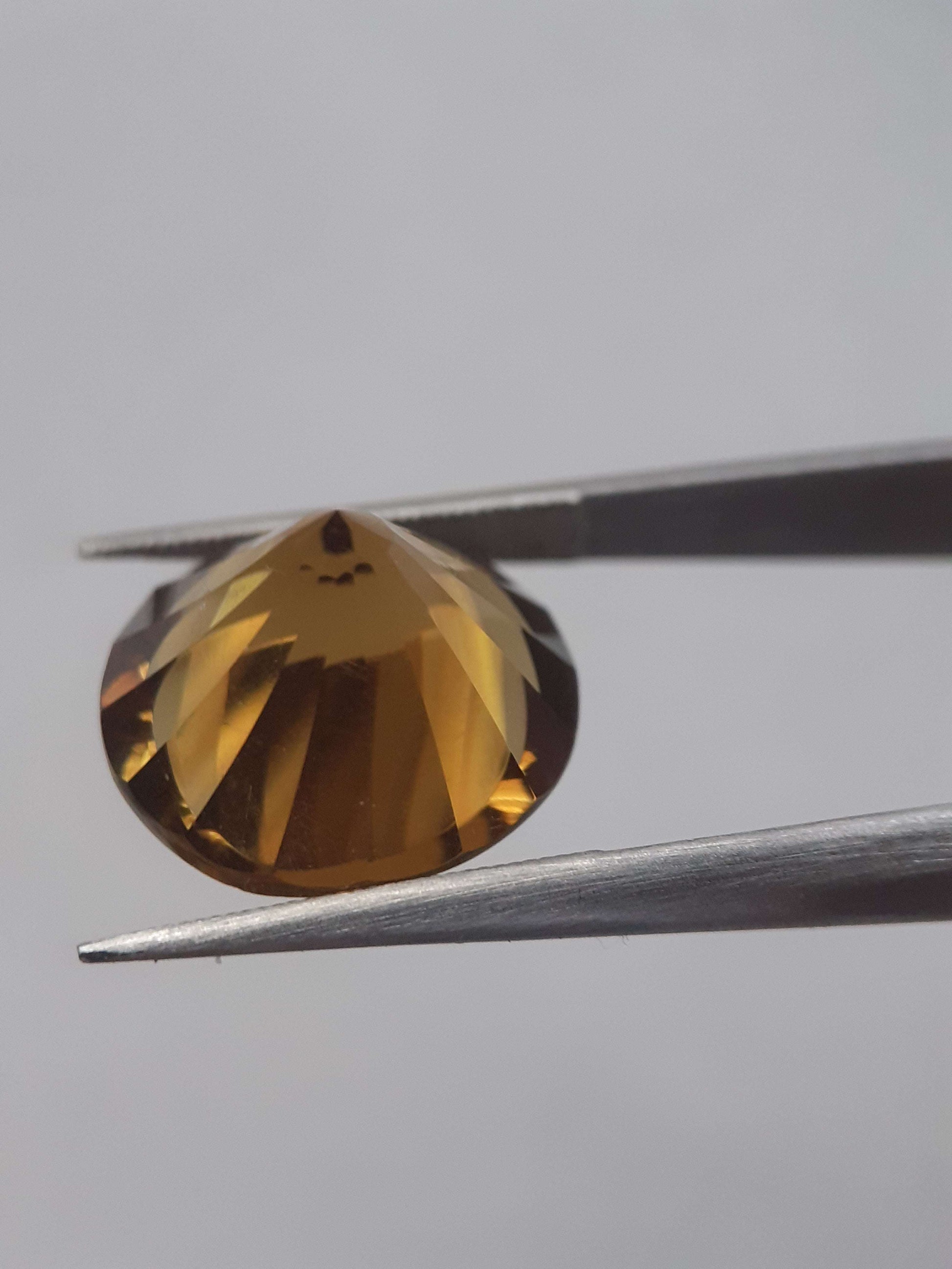 Natural honey yellow Citrine - 6.933 ct - round custom cut - yellow hues All Citrine Gemstones - Faceted Citrine Natural Gems Belgium