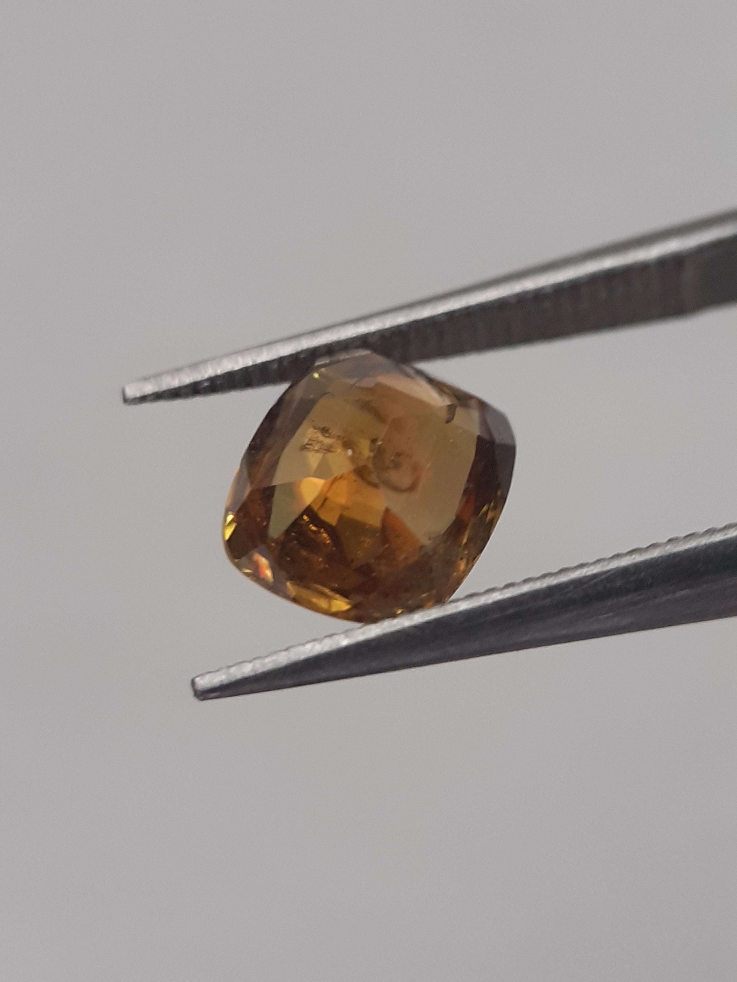 Natural honey yellow shpene - 1.085 ct - cushion - unheated All Sphene (Titanite) Gemstones - Faceted Sphene Natural Gems Belgium