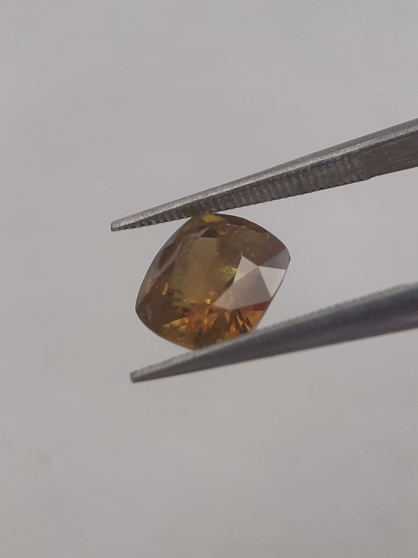 Natural honey yellow shpene - 1.898 ct - cushion - unheated All Sphene (Titanite) Gemstones - Faceted Sphene Natural Gems Belgium