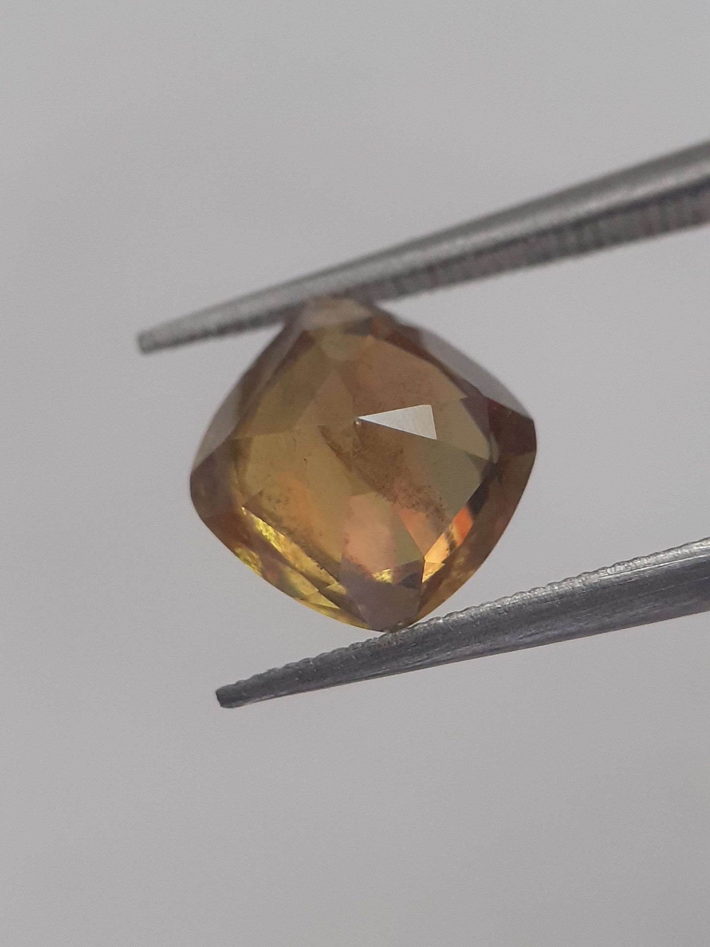 Natural honey yellow shpene - 1.898 ct - cushion - unheated All Sphene (Titanite) Gemstones - Faceted Sphene Natural Gems Belgium