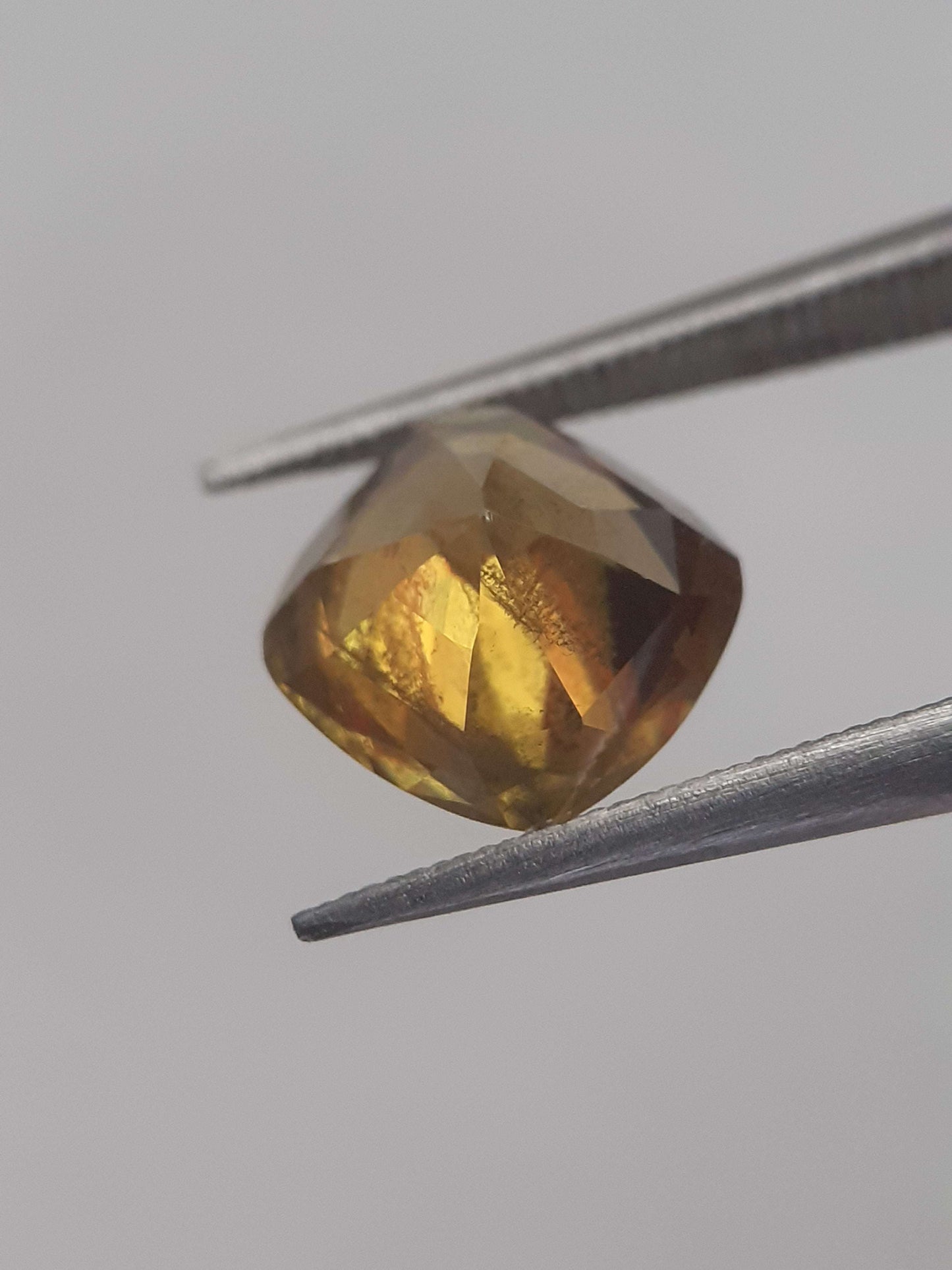 Natural honey yellow shpene - 1.898 ct - cushion - unheated All Sphene (Titanite) Gemstones - Faceted Sphene Natural Gems Belgium