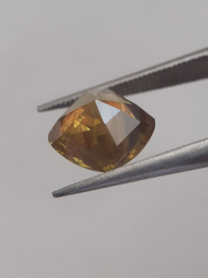 Natural honey yellow shpene - 1.898 ct - cushion - unheated All Sphene (Titanite) Gemstones - Faceted Sphene Natural Gems Belgium