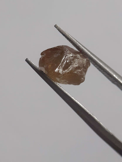 Natural light brownish yellow sphene - 2.501 ct - rough gem - for faceting or rough gemstone jewelry All Sphene Gemstones - Rough Sphene (Titanite) Natural Gems Belgium