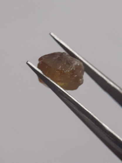 Natural light brownish yellow sphene - 2.501 ct - rough gem - for faceting or rough gemstone jewelry All Sphene Gemstones - Rough Sphene (Titanite) Natural Gems Belgium