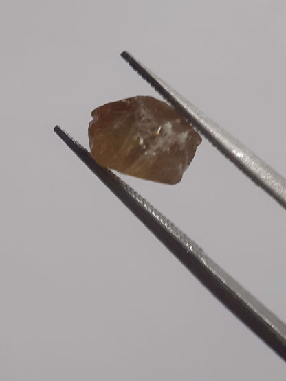 Natural light brownish yellow sphene - 2.501 ct - rough gem - for faceting or rough gemstone jewelry All Sphene Gemstones - Rough Sphene (Titanite) Natural Gems Belgium