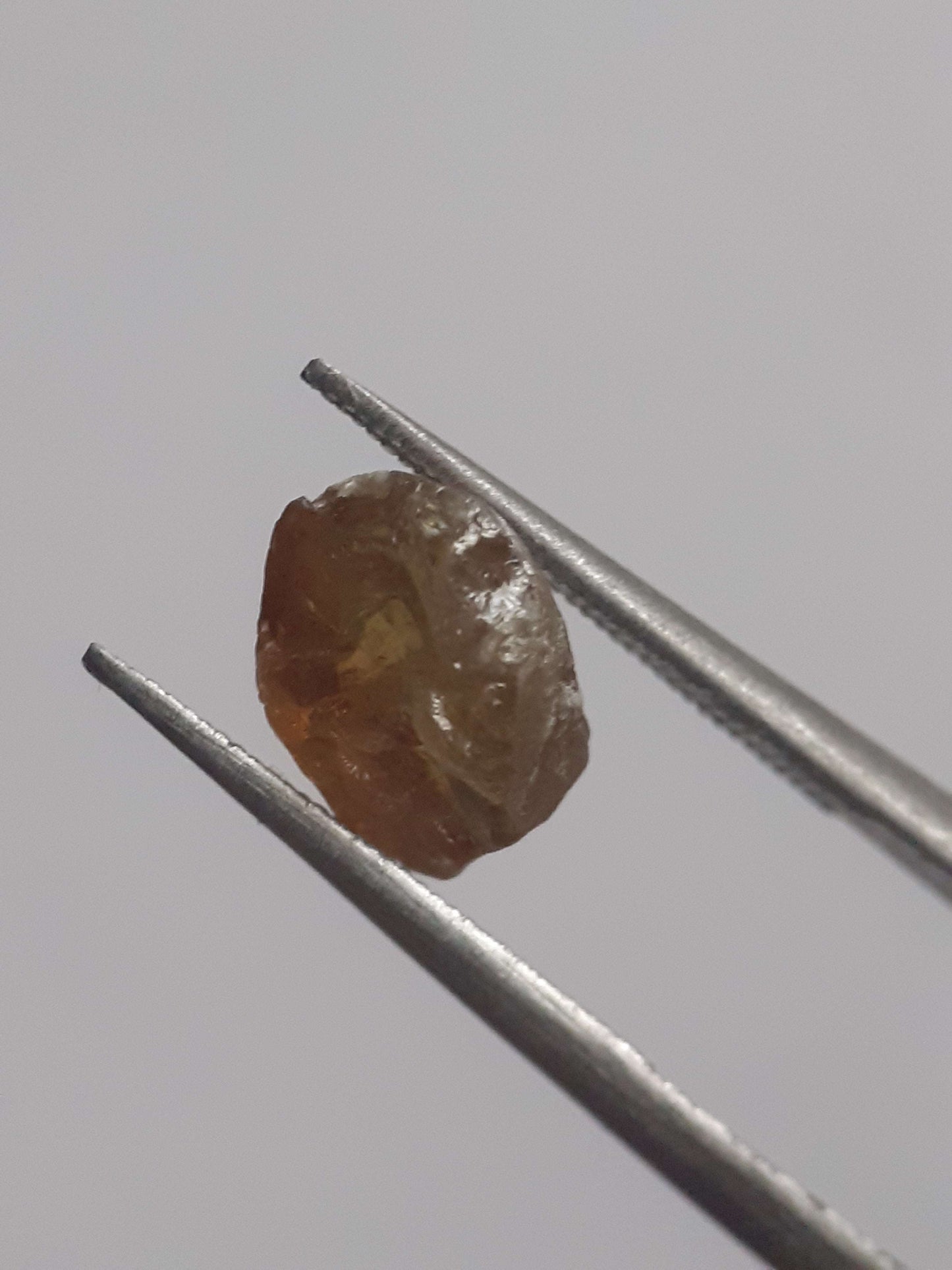 Natural light brownish yellow sphene - 2.501 ct - rough gem - for faceting or rough gemstone jewelry All Sphene Gemstones - Rough Sphene (Titanite) Natural Gems Belgium