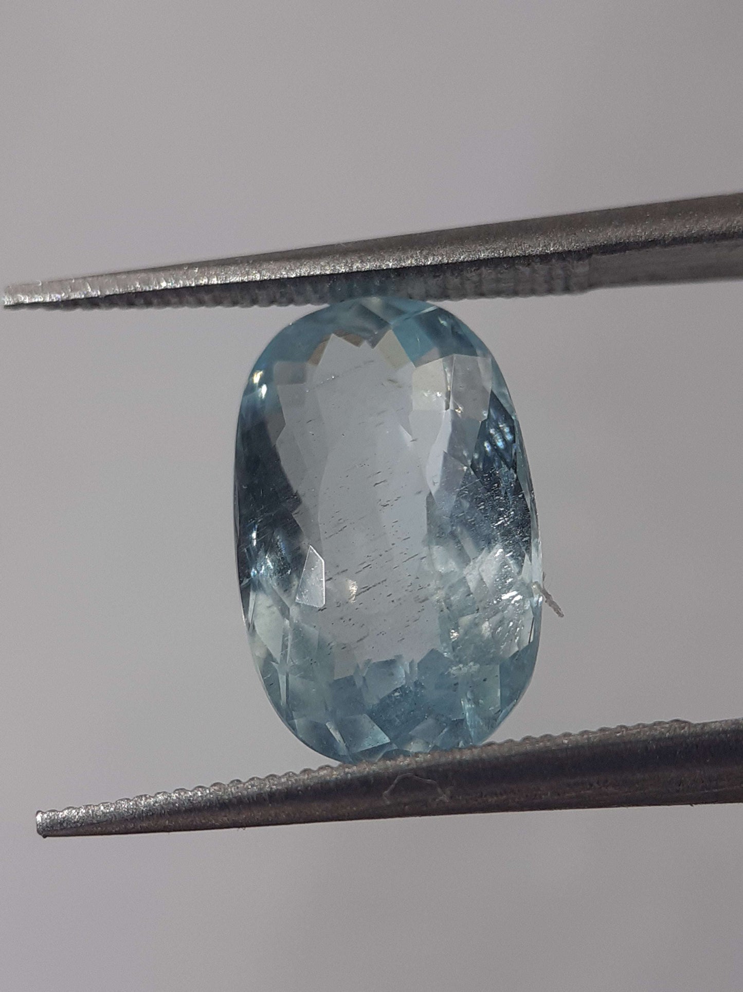 Natural light greenish blue aquamarine - 2.37 ct - oval - unheated - certified by NGB All Aquamarine Gemstones - Faceted Aquamarine Natural Gems Belgium