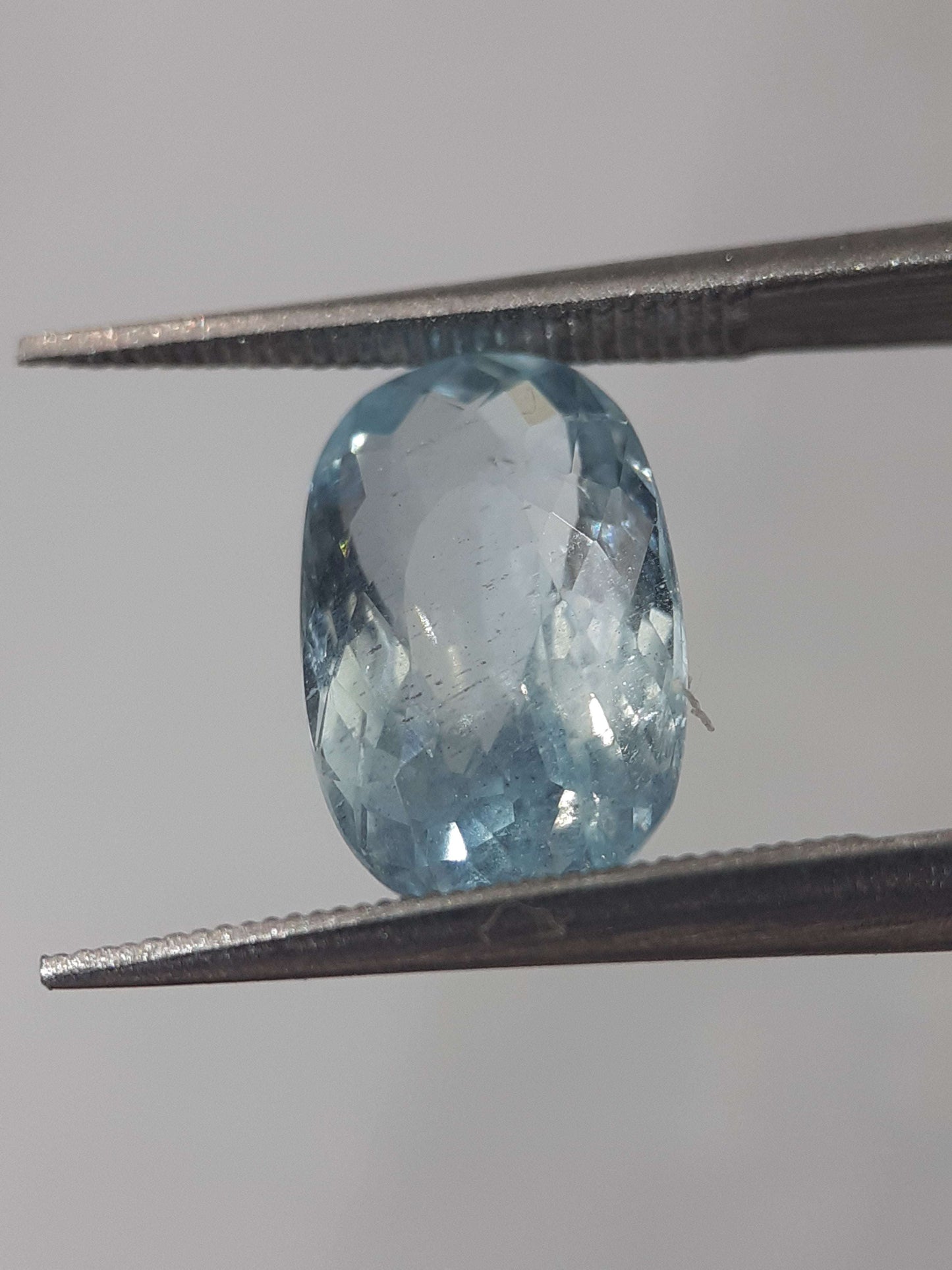 Natural light greenish blue aquamarine - 2.37 ct - oval - unheated - certified by NGB All Aquamarine Gemstones - Faceted Aquamarine Natural Gems Belgium