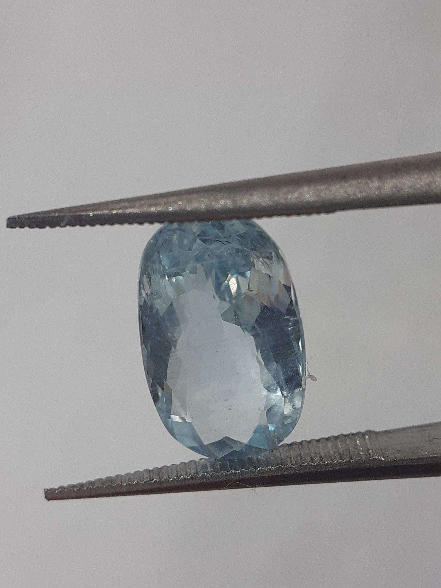 Natural light greenish blue aquamarine - 2.37 ct - oval - unheated - certified by NGB All Aquamarine Gemstones - Faceted Aquamarine Natural Gems Belgium