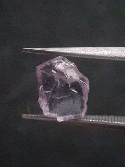 Natural light pinkish violet Scapolite - 1.499 ct - rough gemstone All Scapolite Gemstones - Rough Scapolite Natural Gems Belgium