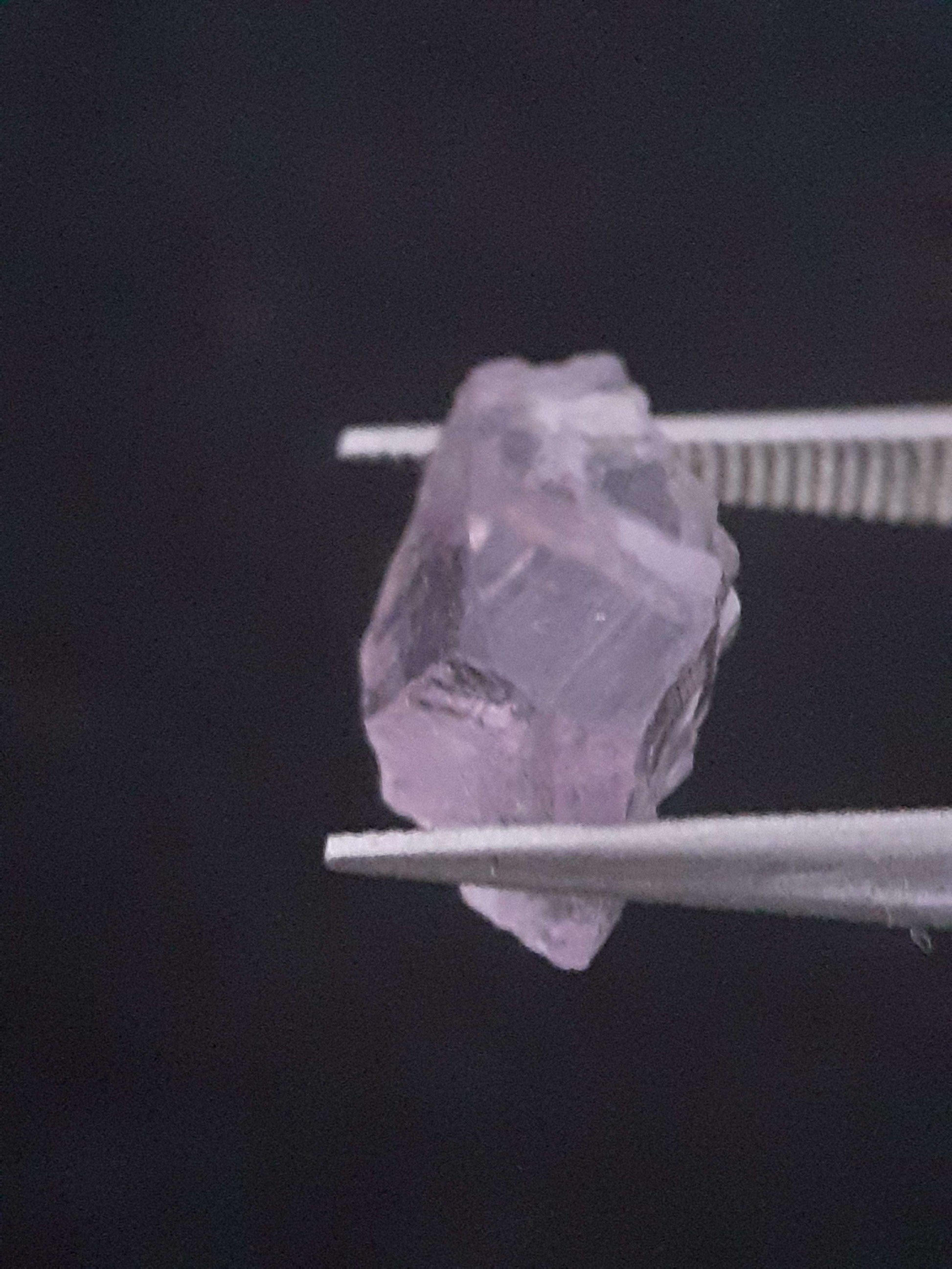 Natural light pinkish violet Scapolite - 1.660 ct - rough gemstone All Scapolite Gemstones - Rough Scapolite Natural Gems Belgium