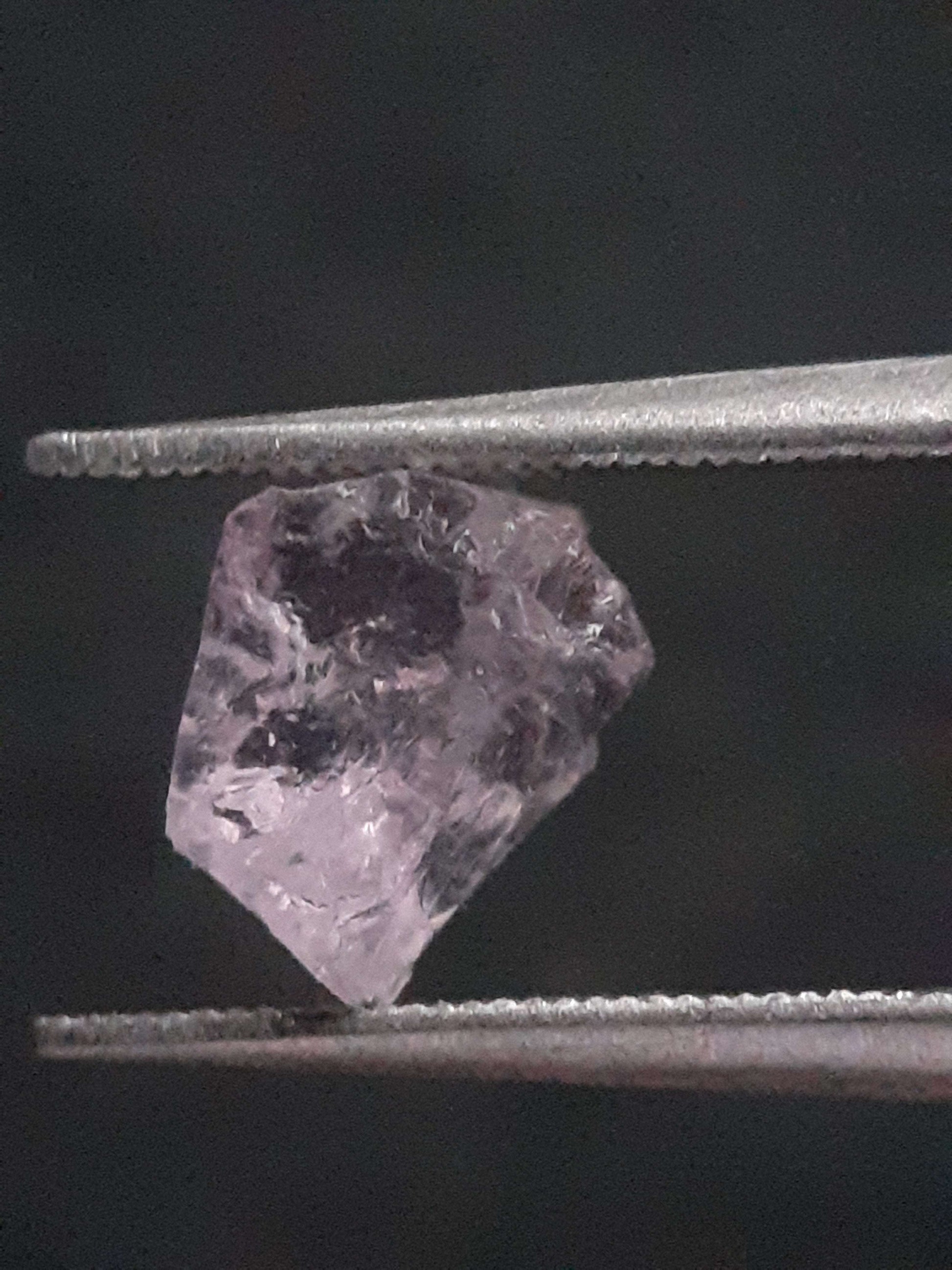 Natural light pinkish violet Scapolite - 1.743 ct - rough gemstone All Scapolite Gemstones - Rough Scapolite Natural Gems Belgium