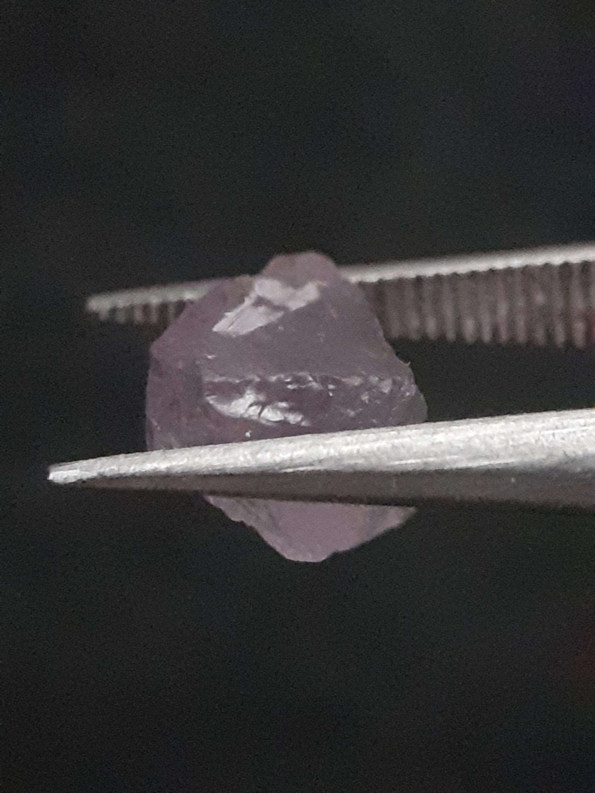 Natural light violet Scapolite - 1.315 ct - rough gemstone All Scapolite Gemstones - Rough Scapolite Natural Gems Belgium