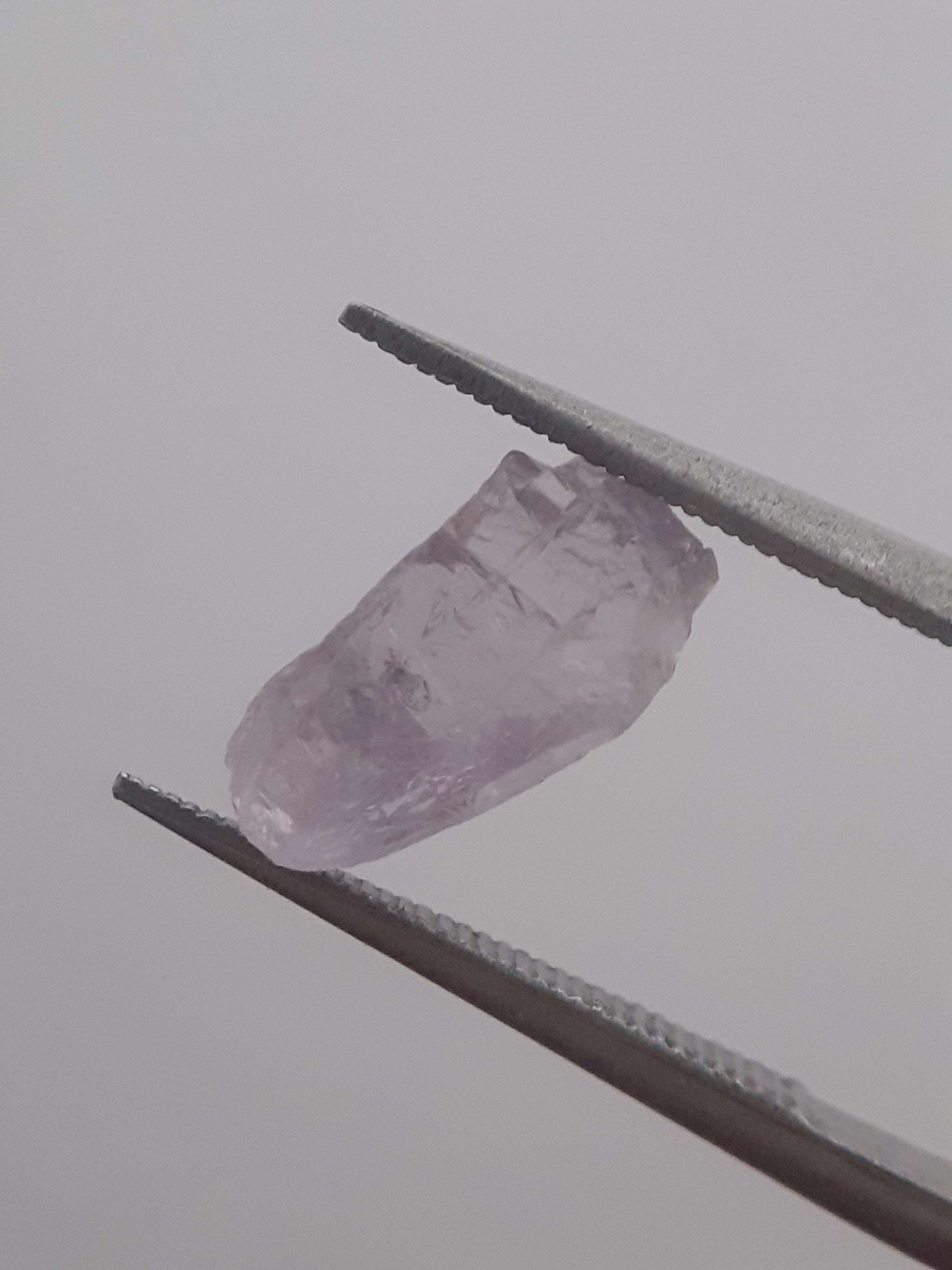 Natural light violet Scapolite - 1.681 ct - rough gemstone - for faceting All Scapolite Gemstones - Rough Scapolite Natural Gems Belgium