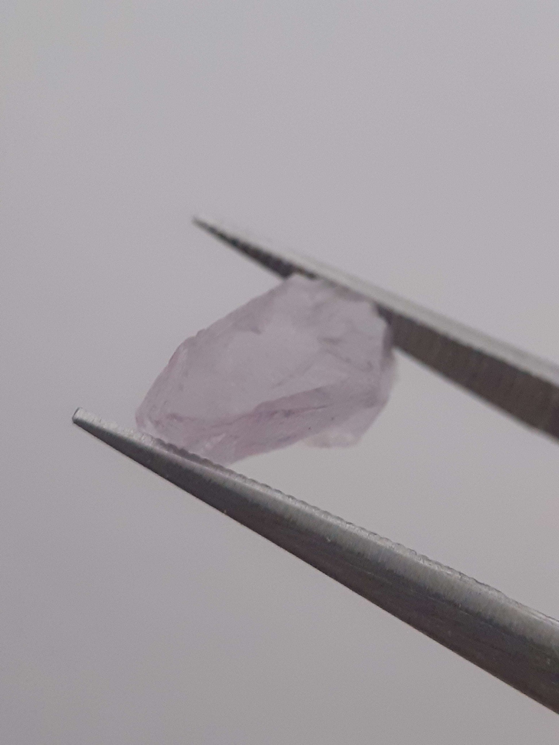 Natural light violet Scapolite - 1.681 ct - rough gemstone - for faceting All Scapolite Gemstones - Rough Scapolite Natural Gems Belgium