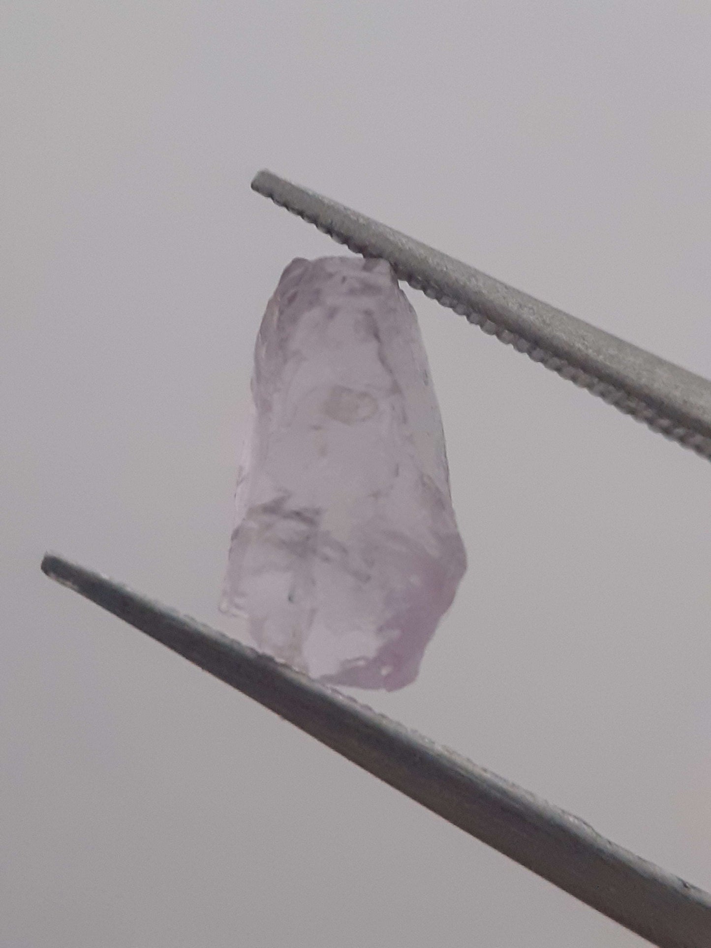 Natural light violet Scapolite - 1.681 ct - rough gemstone - for faceting All Scapolite Gemstones - Rough Scapolite Natural Gems Belgium