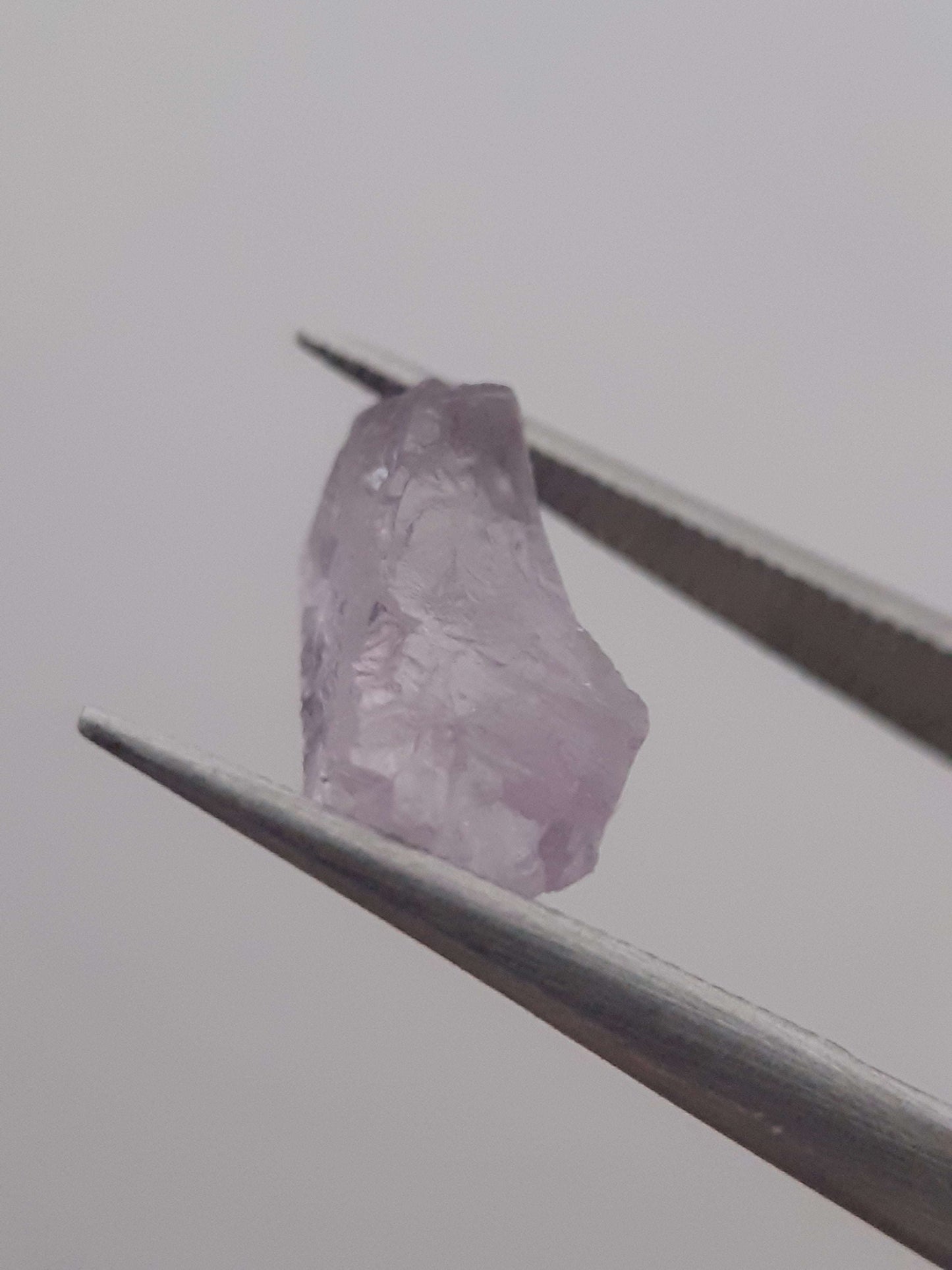 Natural light violet Scapolite - 1.681 ct - rough gemstone - for faceting All Scapolite Gemstones - Rough Scapolite Natural Gems Belgium