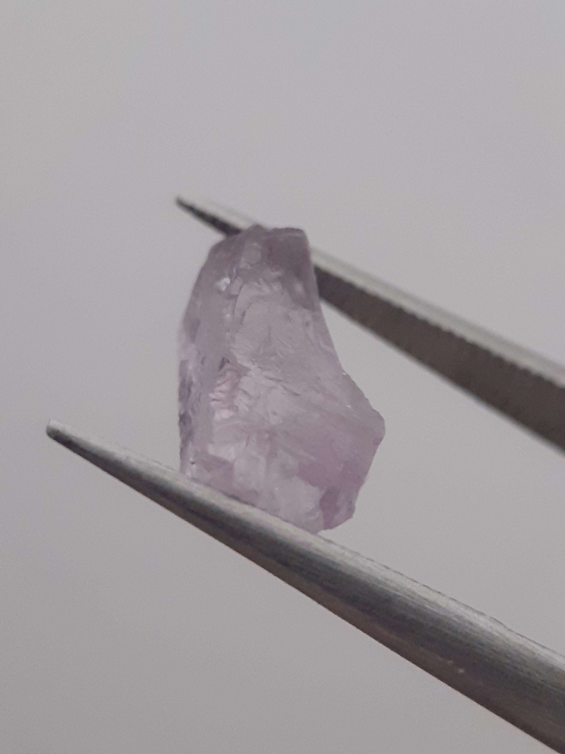 Natural light violet Scapolite - 1.681 ct - rough gemstone - for faceting All Scapolite Gemstones - Rough Scapolite Natural Gems Belgium