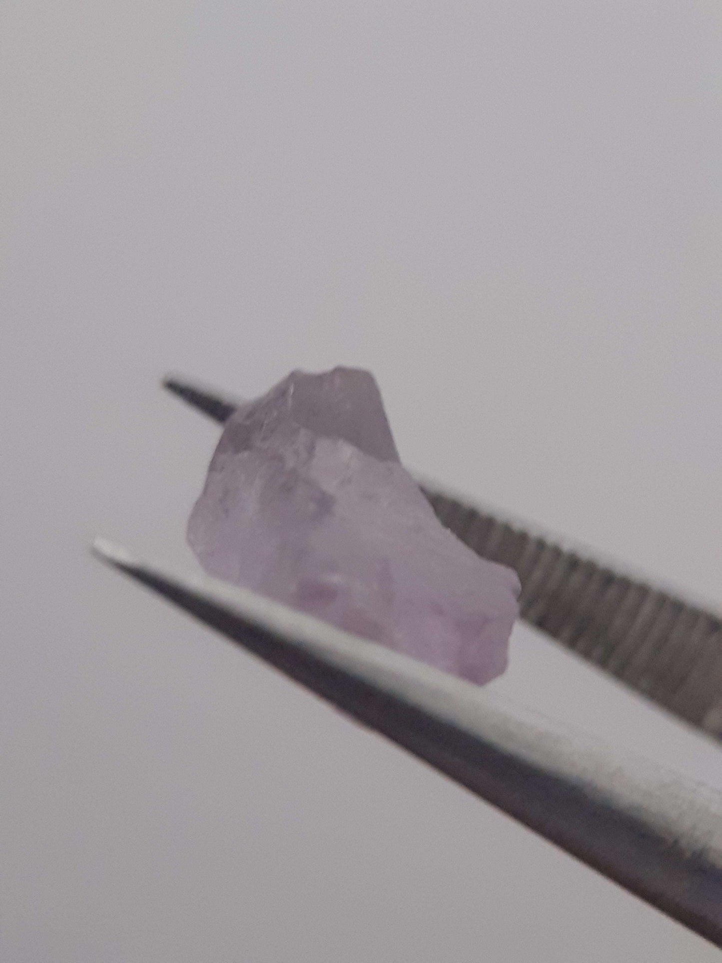 Natural light violet Scapolite - 1.681 ct - rough gemstone - for faceting All Scapolite Gemstones - Rough Scapolite Natural Gems Belgium