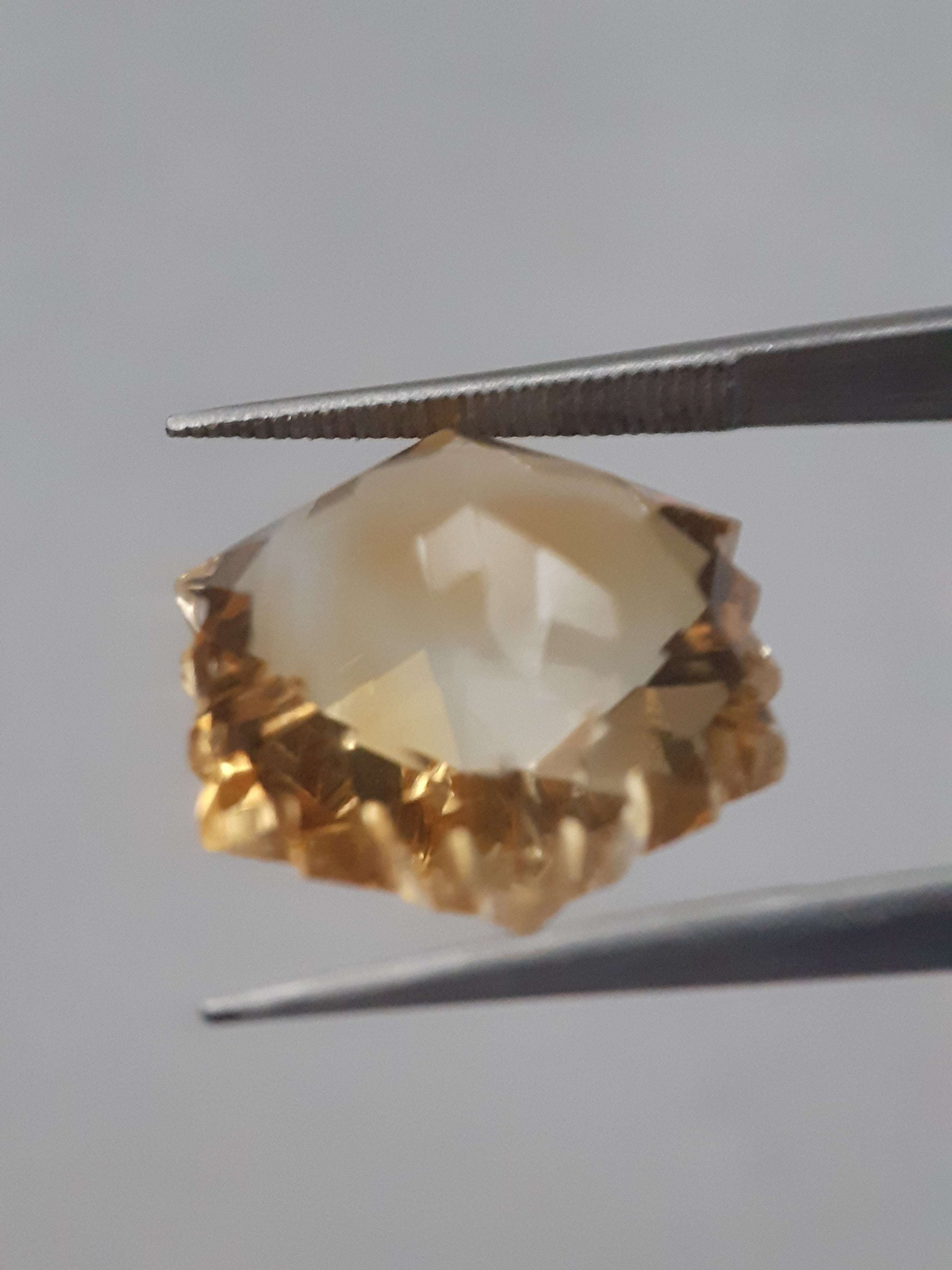 Natural light yellow Citrine - 9.990 ct - hexagon - unheated All Citrine Gemstones - Faceted Citrine Natural Gems Belgium