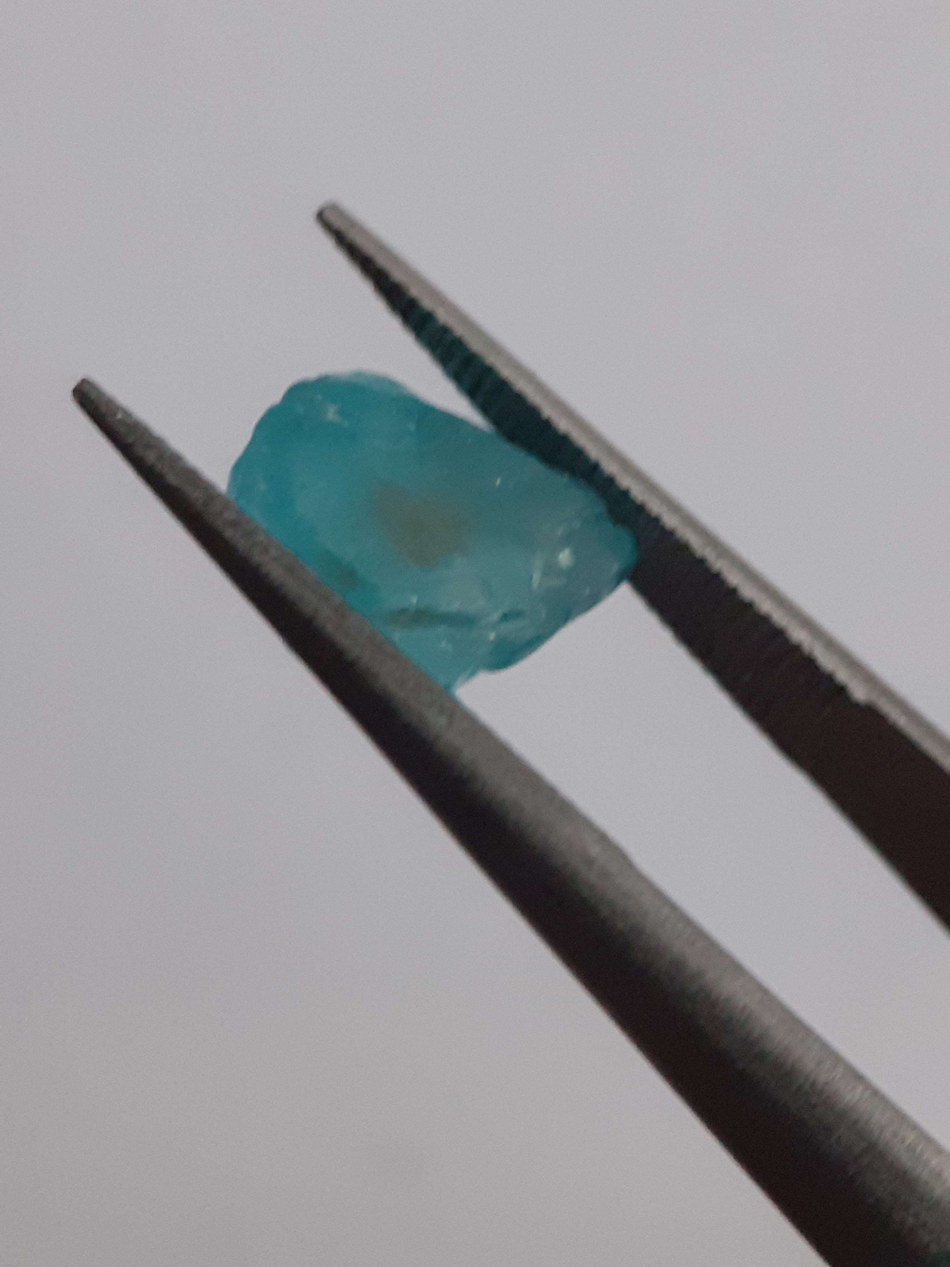 Natural ocean blue Apatite - 2.235 ct - Rough Gemstone All Apatite Gemstones - Rough Apatite Natural Gems Belgium