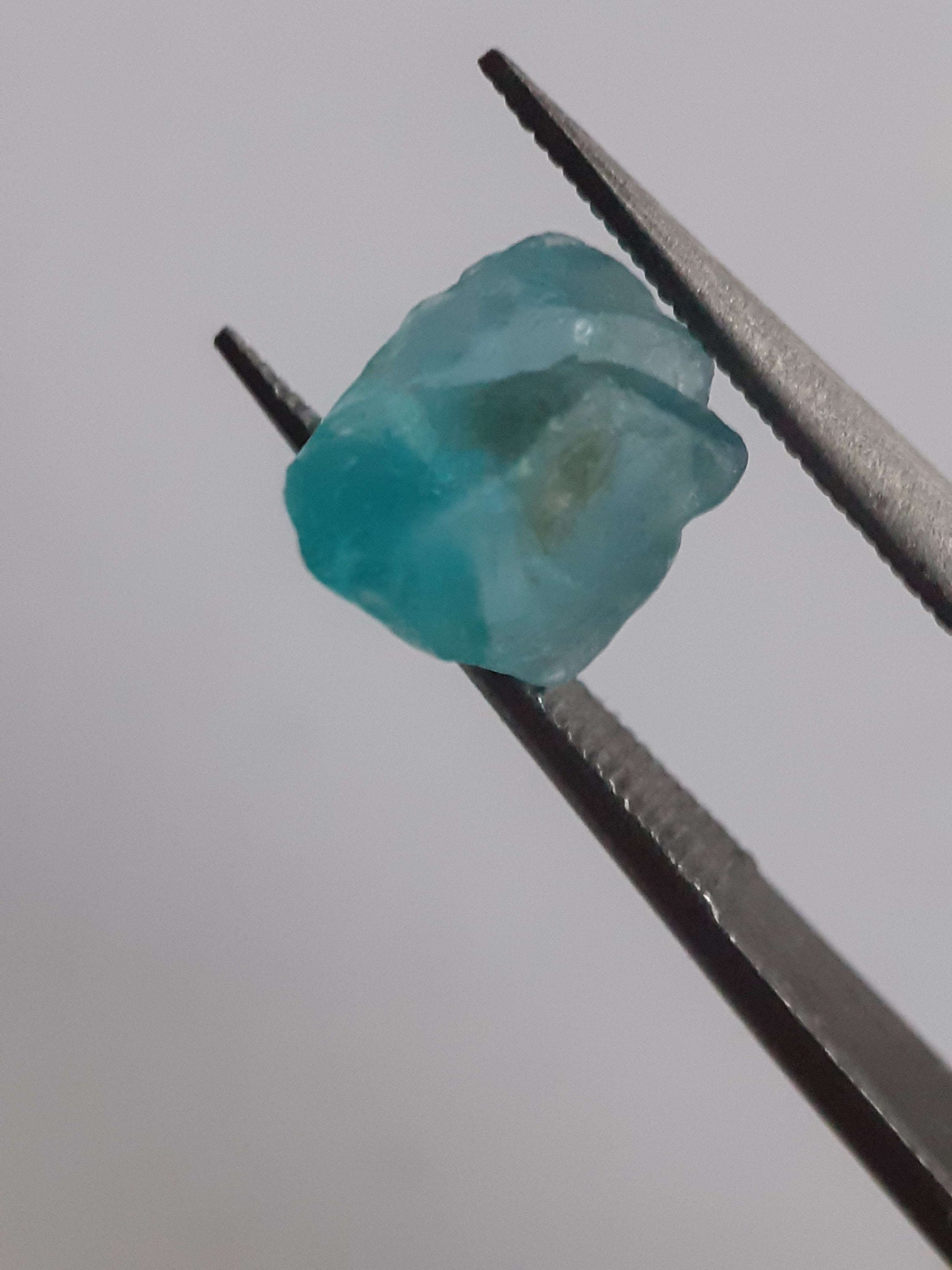 Natural ocean blue Apatite - 2.235 ct - Rough Gemstone All Apatite Gemstones - Rough Apatite Natural Gems Belgium