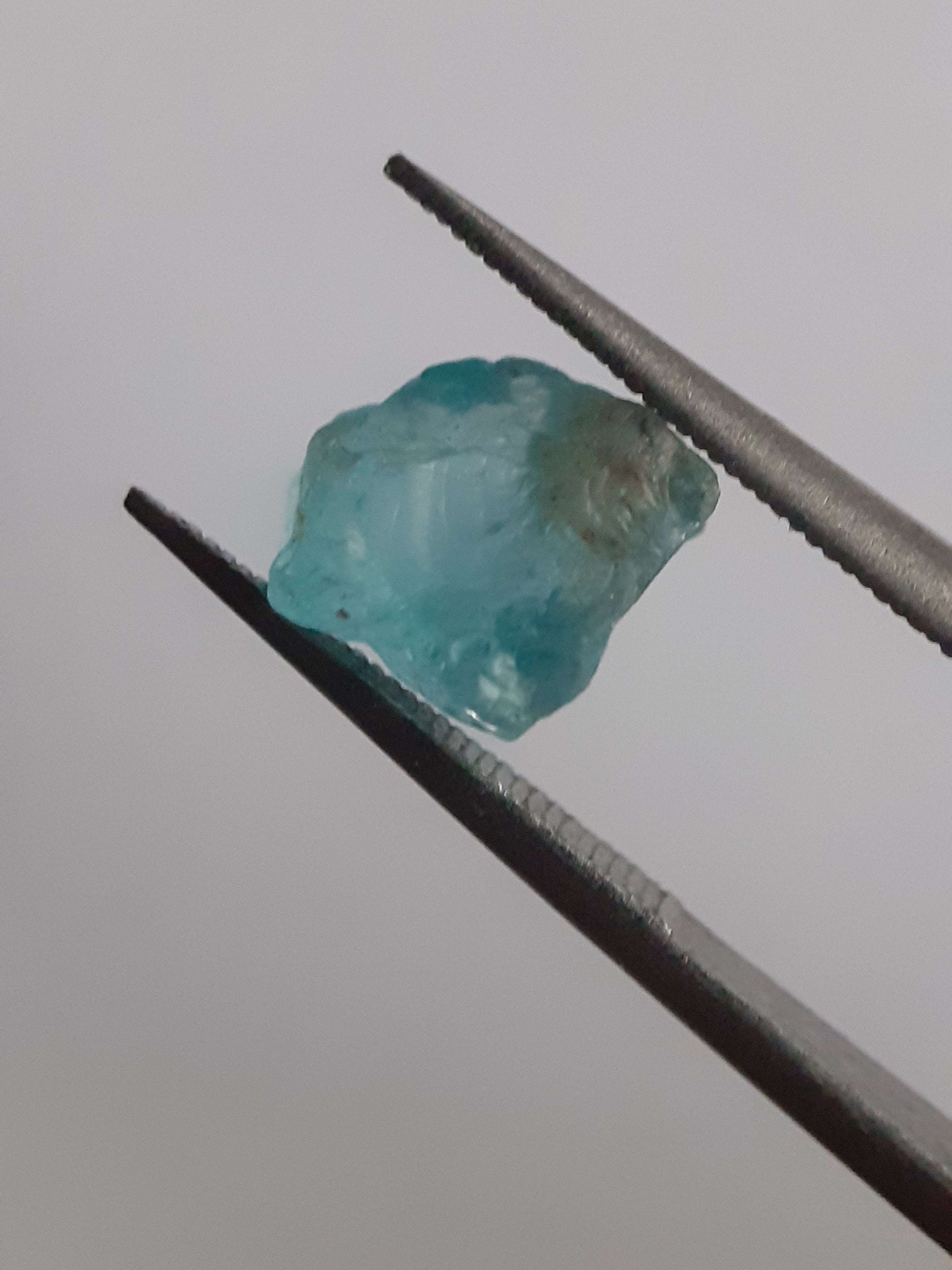 Natural Gems Belgium - All Apatite Gemstones - Rough Apatite - Natural ocean blue Apatite - 2.304 ct - Rough Gemstone *** € 3.27