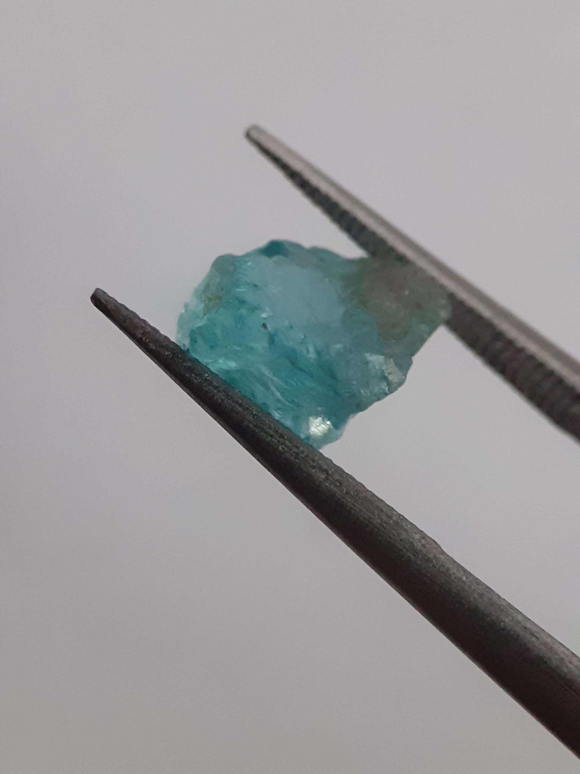 Natural ocean blue Apatite - 2.304 ct - Rough Gemstone All Apatite Gemstones - Rough Apatite Natural Gems Belgium