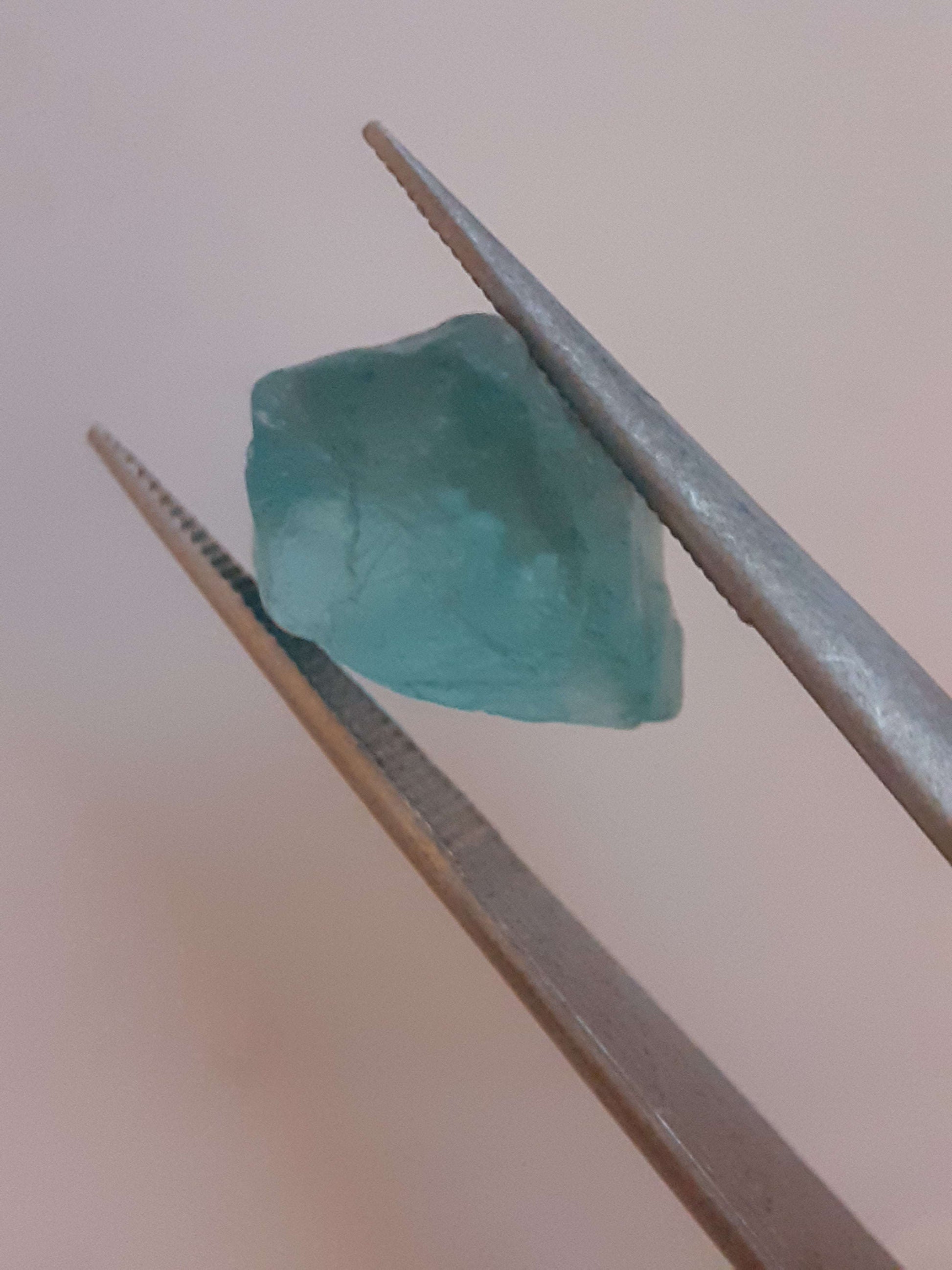 Natural ocean blue Apatite - 5.946 ct - Rough Gemstone All Apatite Gemstones - Rough Apatite Natural Gems Belgium