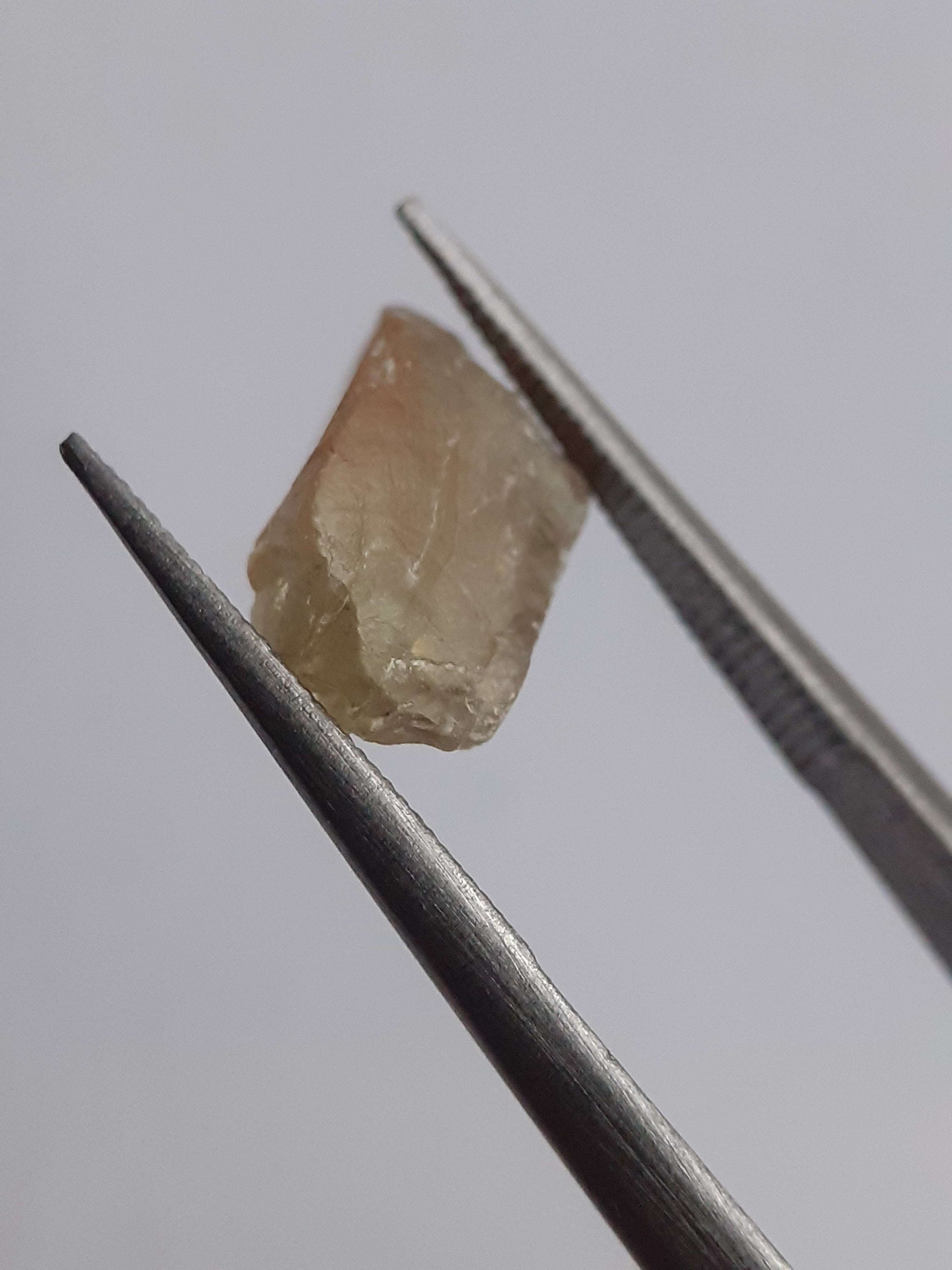 Natural orangey brown Apatite - 2.052 ct - Rough Gemstone for faceting All Apatite Gemstones - Rough Apatite Natural Gems Belgium