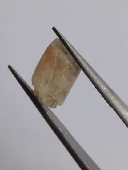 Natural orangey brown Apatite - 2.052 ct - Rough Gemstone for faceting All Apatite Gemstones - Rough Apatite Natural Gems Belgium