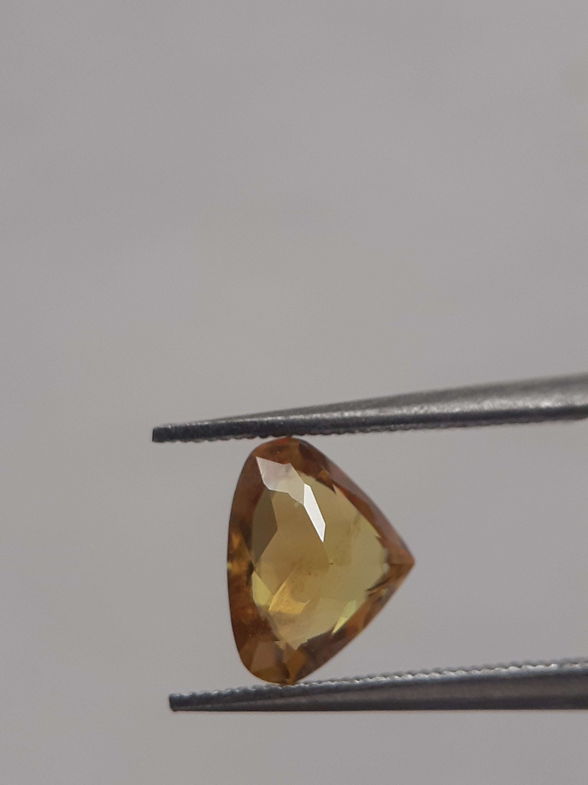 Natural orangey yellow shpene - 0.889 ct - Pear - unheated All Sphene (Titanite) Gemstones - Faceted Sphene Natural Gems Belgium