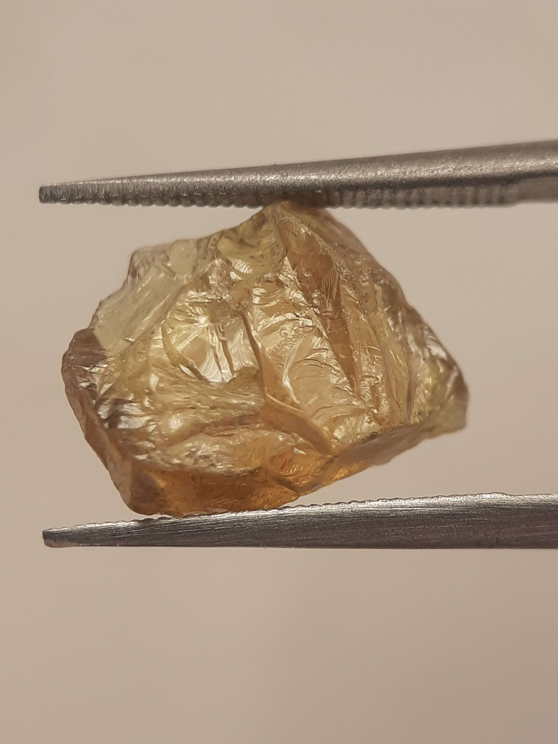 Natural orangey yellow sphene - 4.043 ct - rough gemstone - for faceting - unheated All Sphene Gemstones - Rough Sphene (Titanite) Natural Gems Belgium