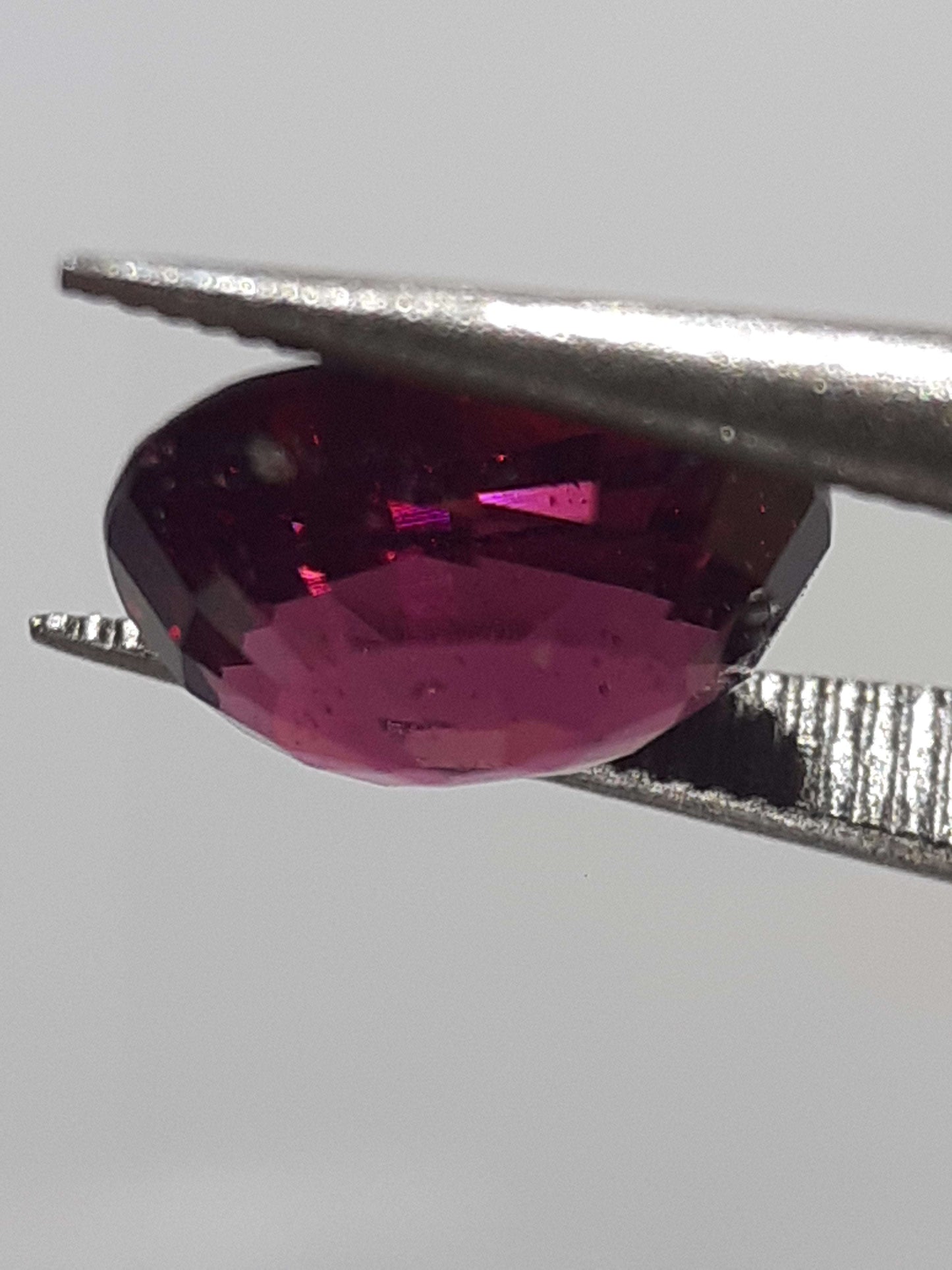 Natural pinkish purple Rhodolite Garnet - 1.32 ct - Oval - unheated - Africa - certified by NGB All Garnet Gemstones Natural Gems Belgium