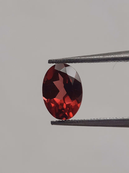 Natural pinkish red Rhodolite Garnet - 1.093 ct - oval - unheated All Garnet Gemstones Natural Gems Belgium