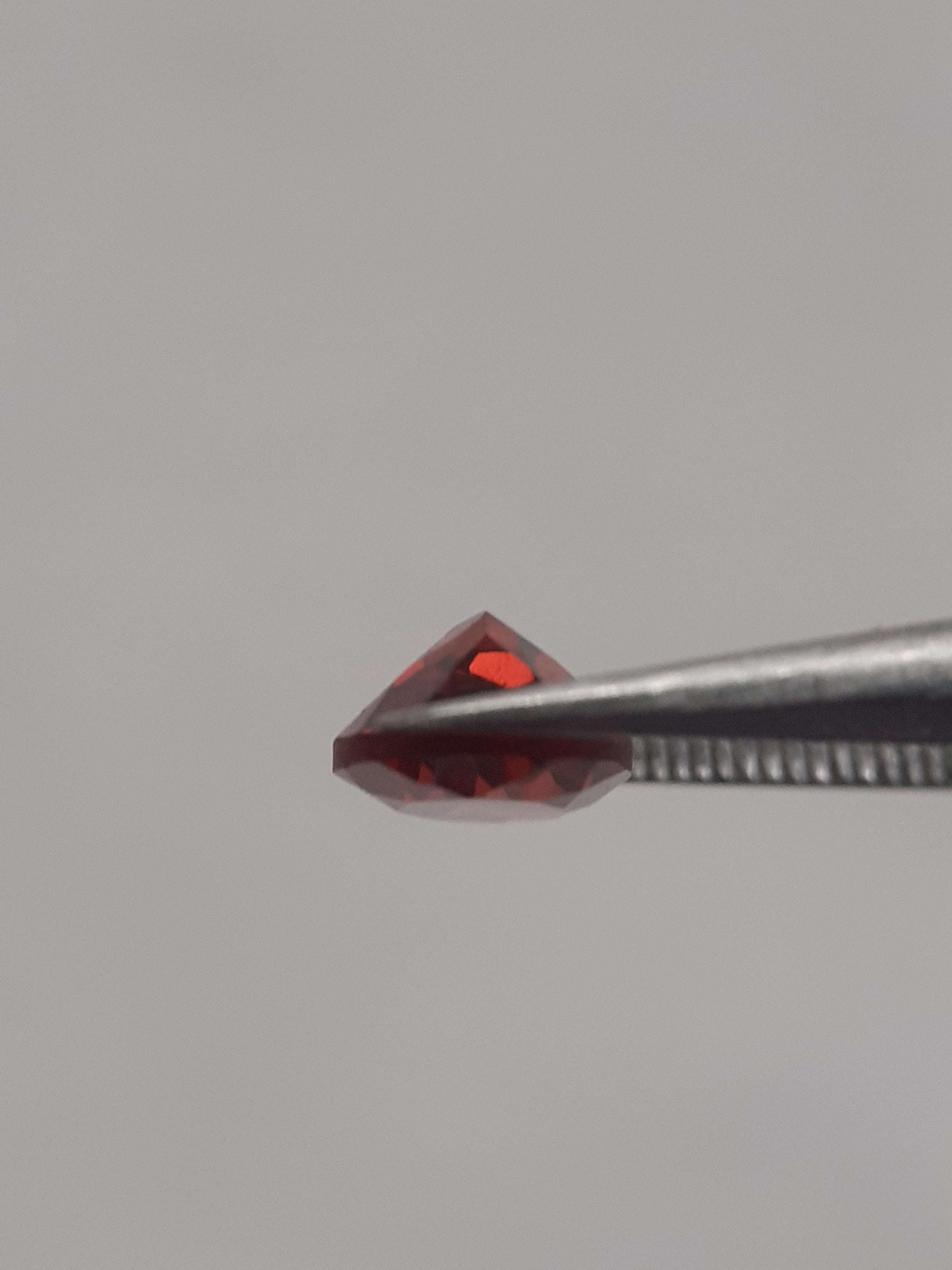 Natural pinkish red Rhodolite Garnet - 1.093 ct - oval - unheated All Garnet Gemstones Natural Gems Belgium