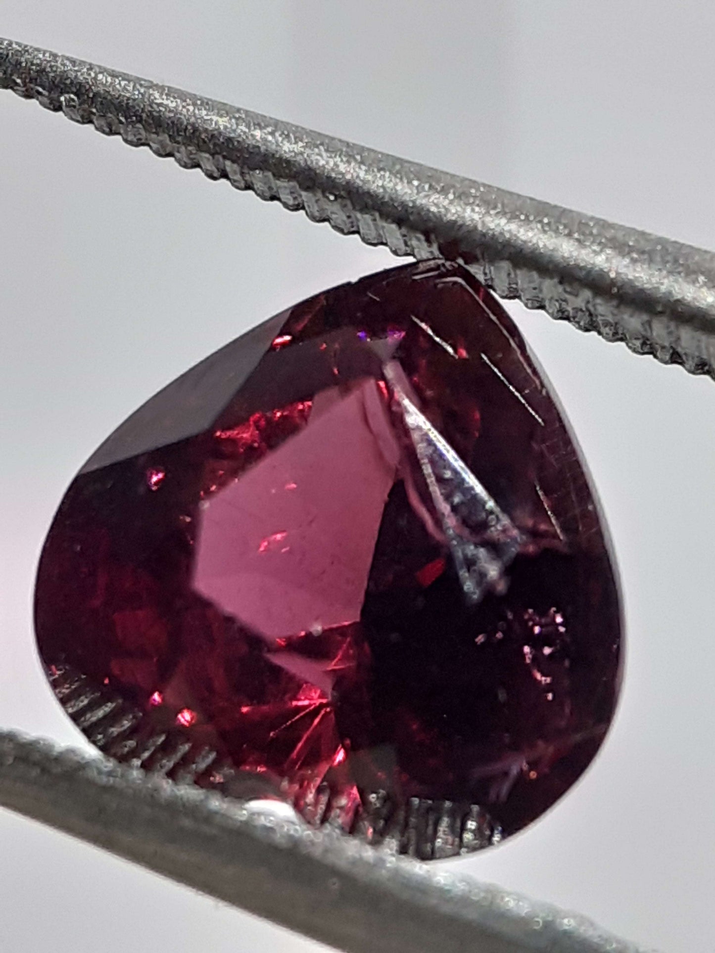 Natural purplish pinkish red Garnet - 2.38 ct - Heart - unheated - Africa - certified by NGB All Garnet Gemstones Natural Gems Belgium