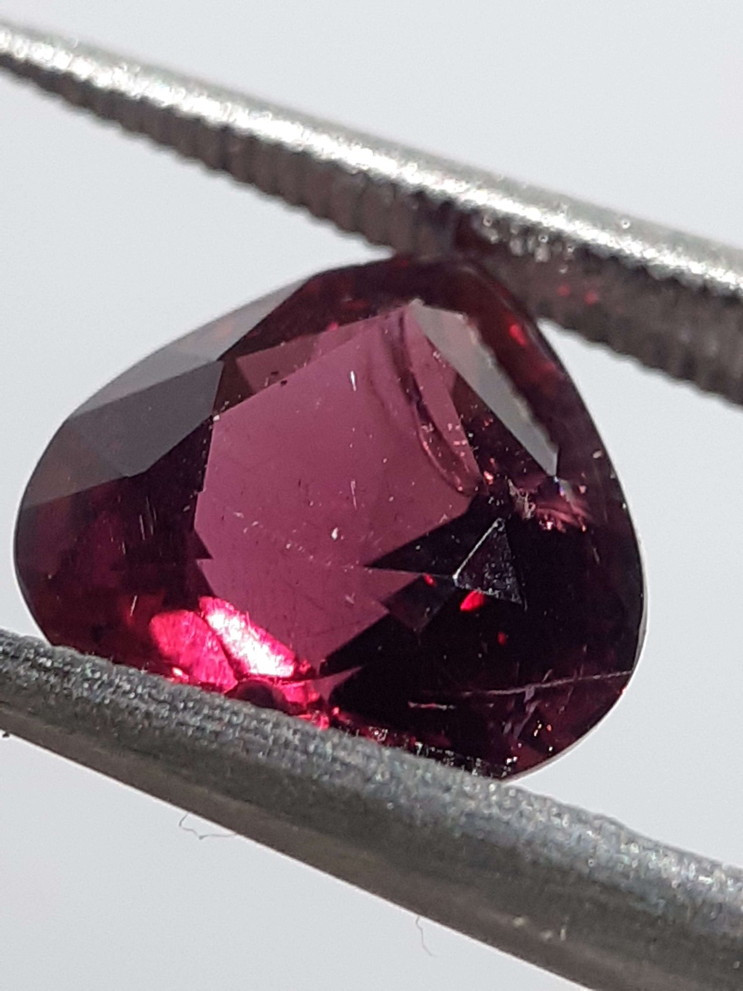 Natural purplish pinkish red Garnet - 2.38 ct - Heart - unheated - Africa - certified by NGB All Garnet Gemstones Natural Gems Belgium