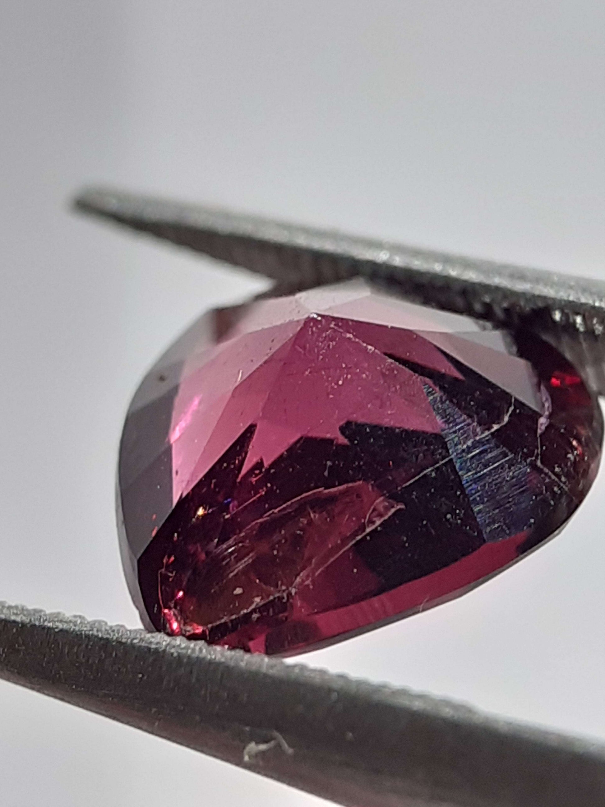 Natural purplish pinkish red Garnet - 2.38 ct - Heart - unheated - Africa - certified by NGB All Garnet Gemstones Natural Gems Belgium