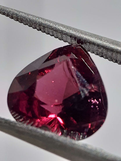 Natural purplish pinkish red Garnet - 2.38 ct - Heart - unheated - Africa - certified by NGB All Garnet Gemstones Natural Gems Belgium