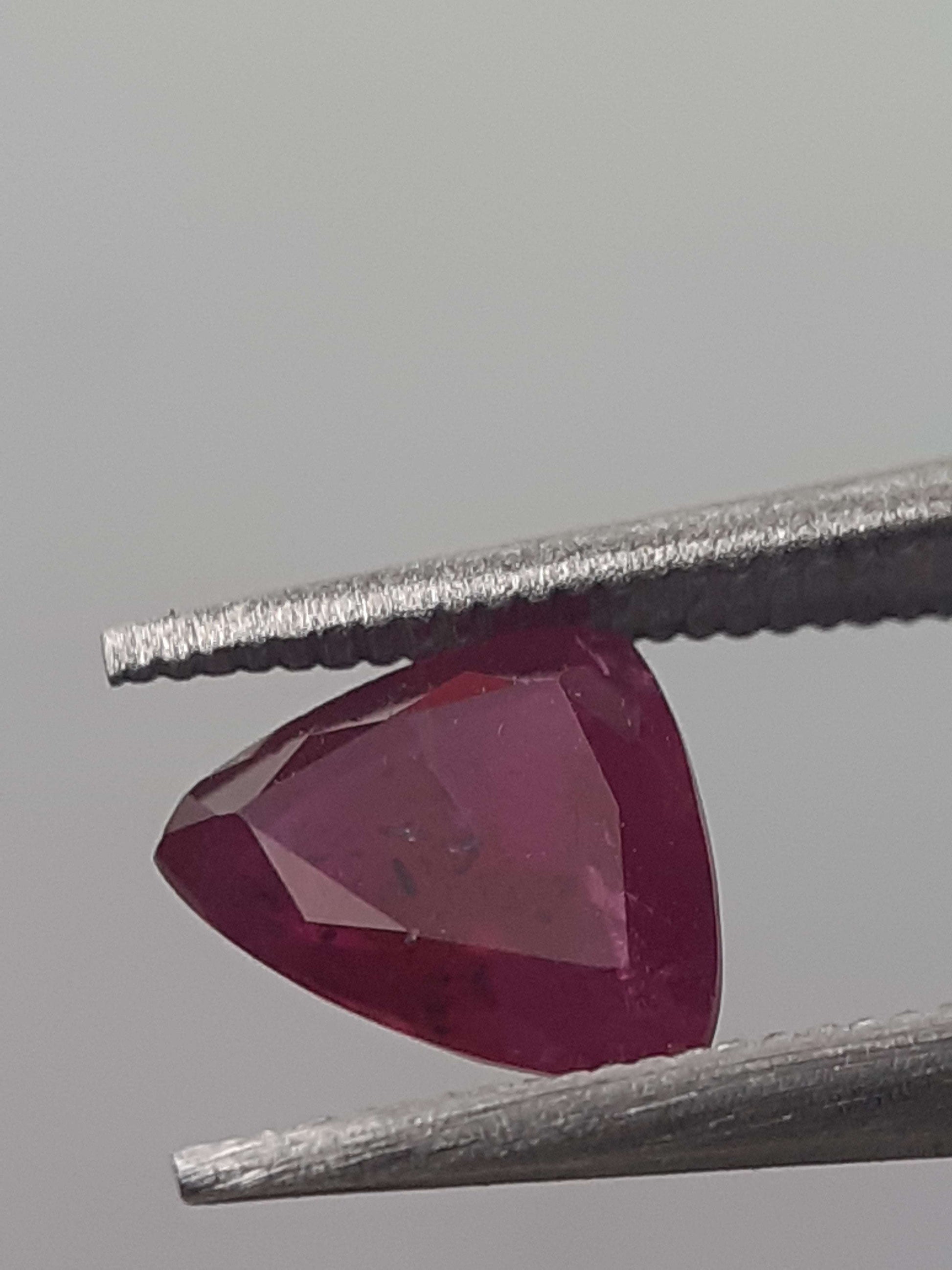 Natural purplish red Ruby - 0.64 ct - Trillion - heated - certified by NGB All Ruby Gemstones - Faceted Ruby Natural Gems Belgium