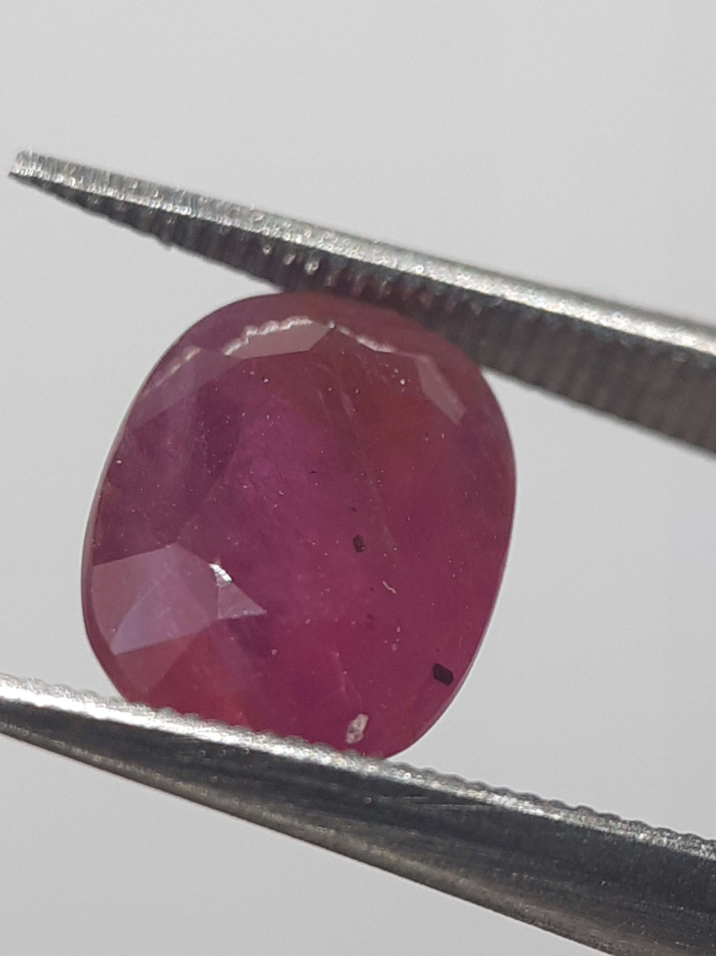 Natural purplish red Ruby - 1.86 ct - oval - unheated - certified by NGB All Ruby Gemstones - Faceted Ruby Natural Gems Belgium