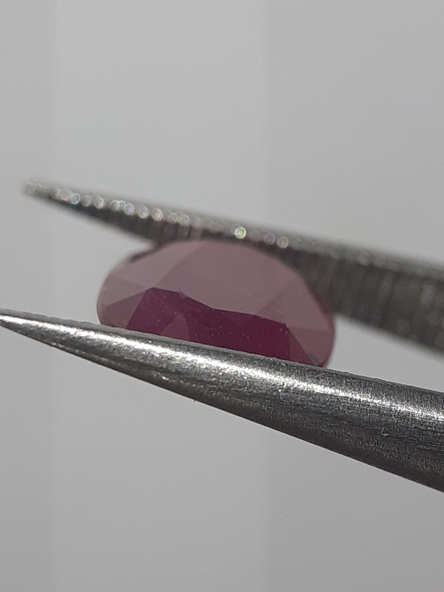 Natural purplish red Ruby - 1.86 ct - oval - unheated - certified by NGB All Ruby Gemstones - Faceted Ruby Natural Gems Belgium