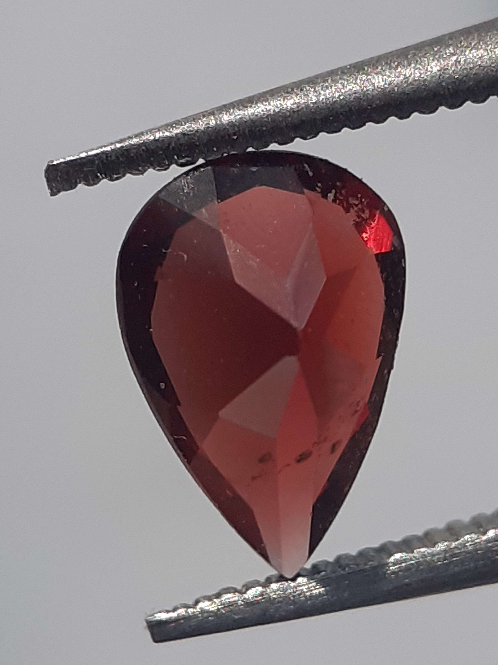 Natural red Rhodolite Garnet - 0.704 ct - pear - unheated All Garnet Gemstones Natural Gems Belgium